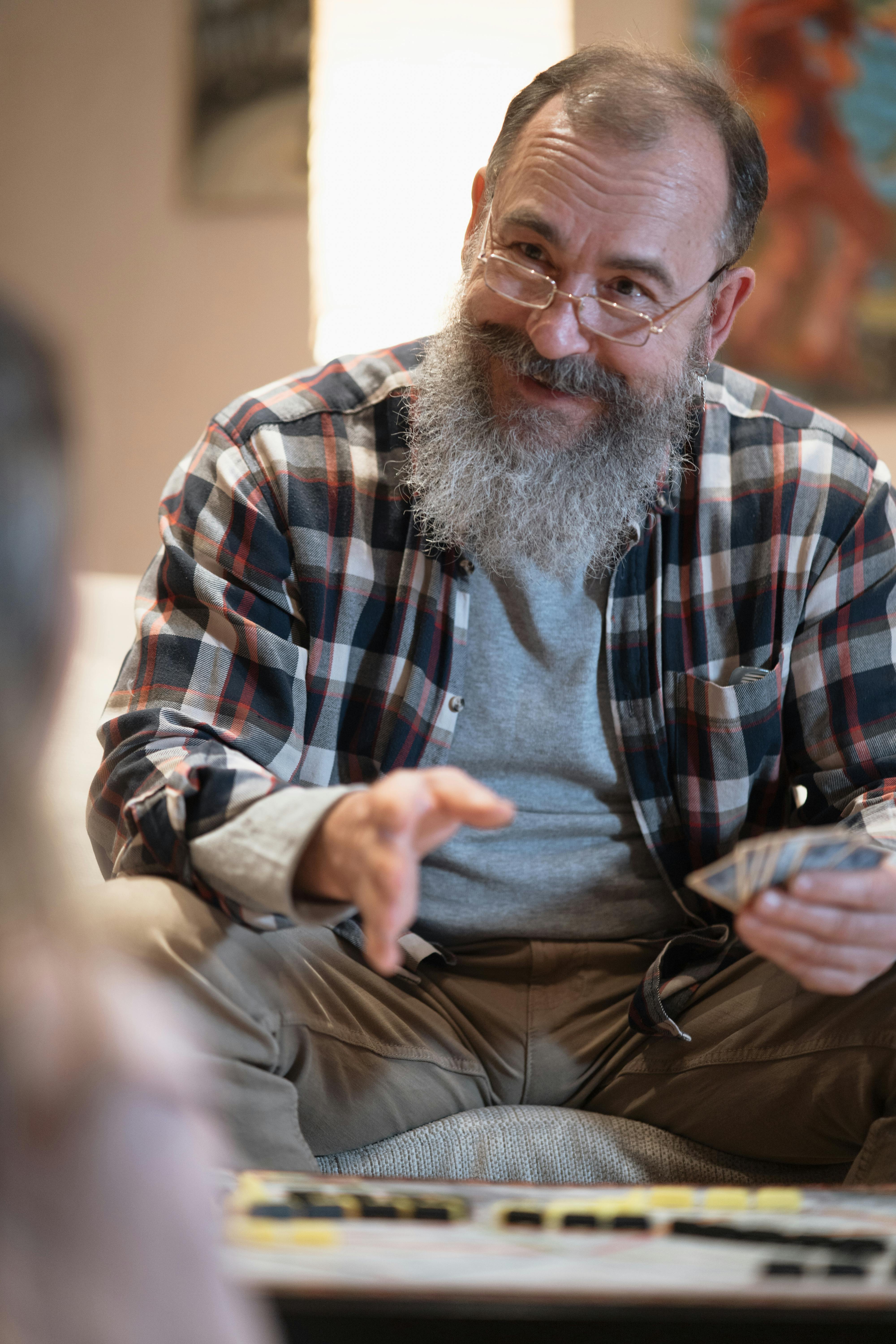 Un hombre mayor sonriente | Fuente: Pexels