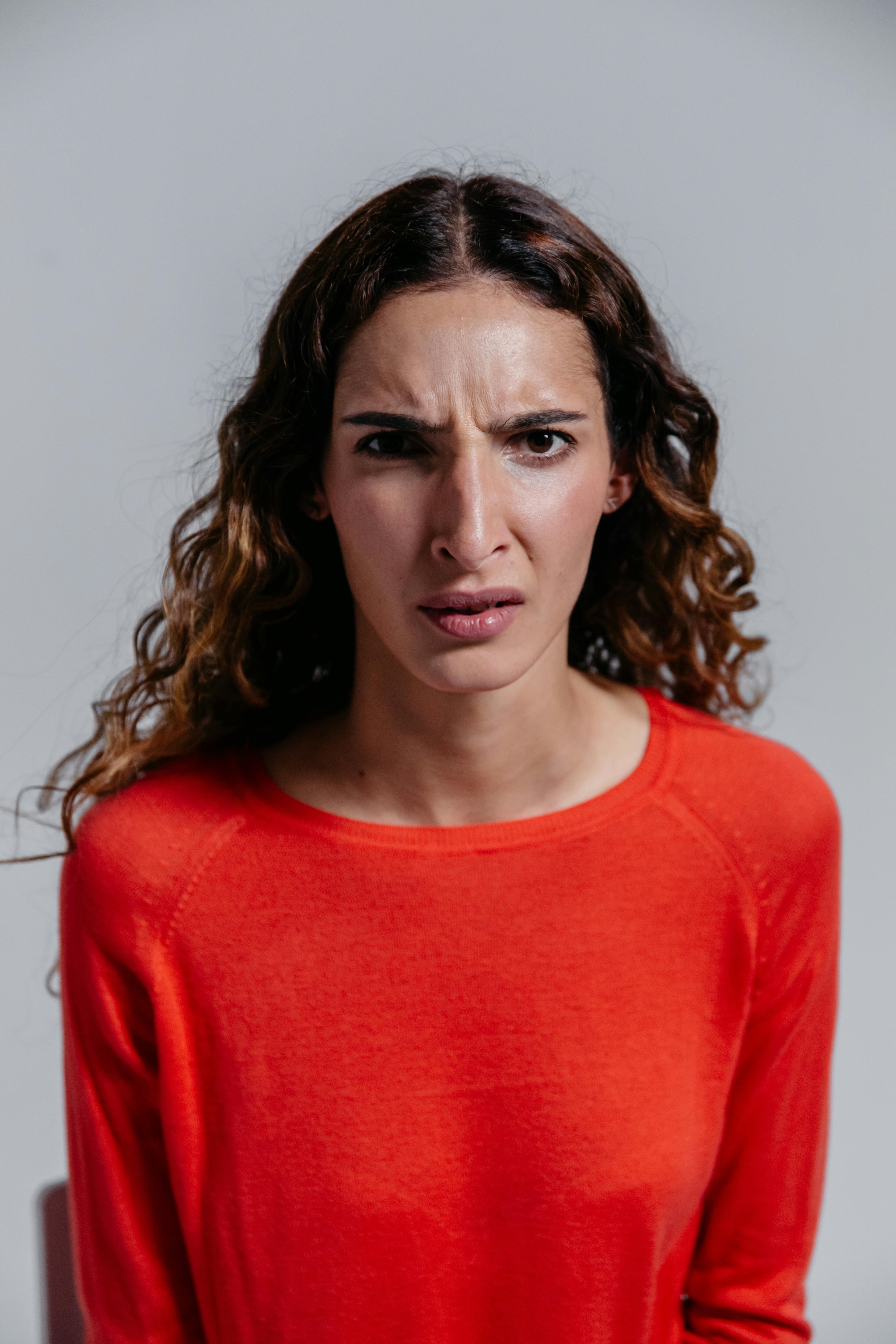 Mujer disgustada | Fuente: Pexels