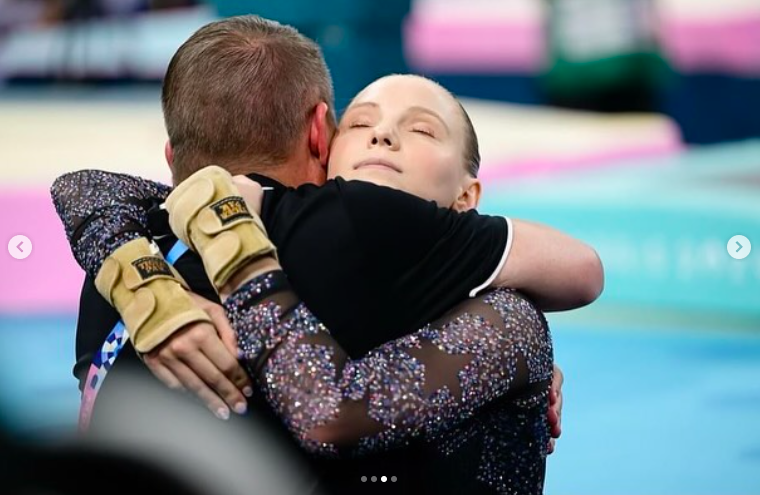 Jade Carey abrazando a una persona no identificada durante los Juegos Olímpicos de París, publicado el 29 de julio de 2024 | Fuente: Instagram/jadecarey