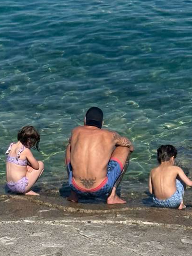Renn y Lucía agachados a orillas de la playa junto Ricky Martin | Fuente: Instagram/ricky_martin