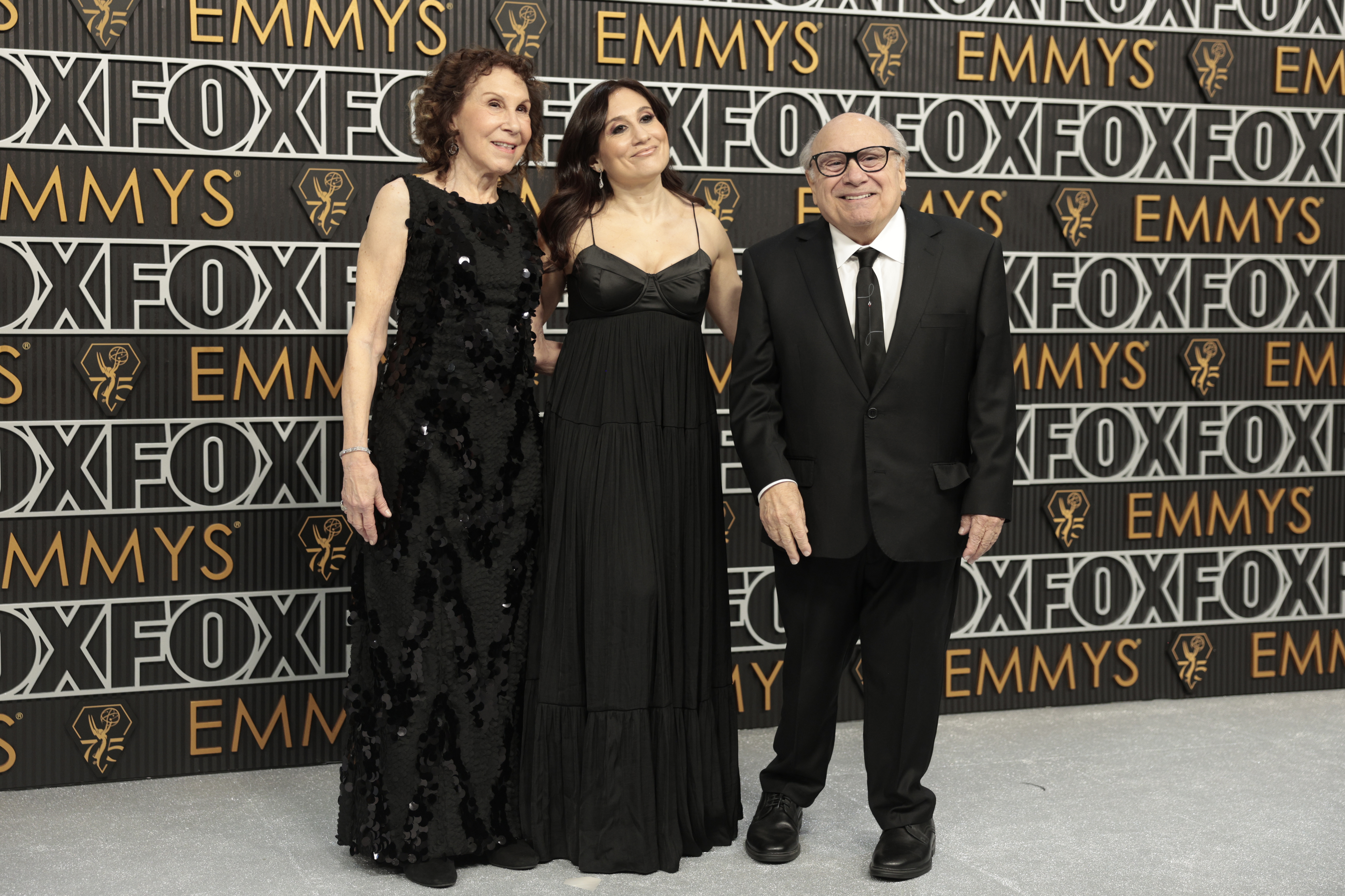 Rhea Perlman, Lucy y Danny DeVito en la 75ª edición de los premios Primetime Emmy en 2024 | Fuente: Getty Images