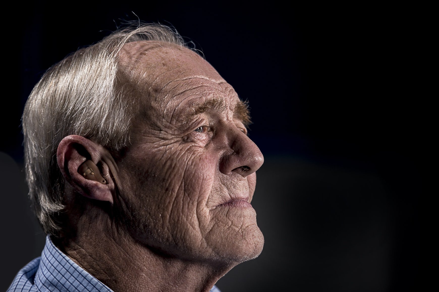 Un anciano con la mirada hacia el horizonte. | Foto: Unsplash
