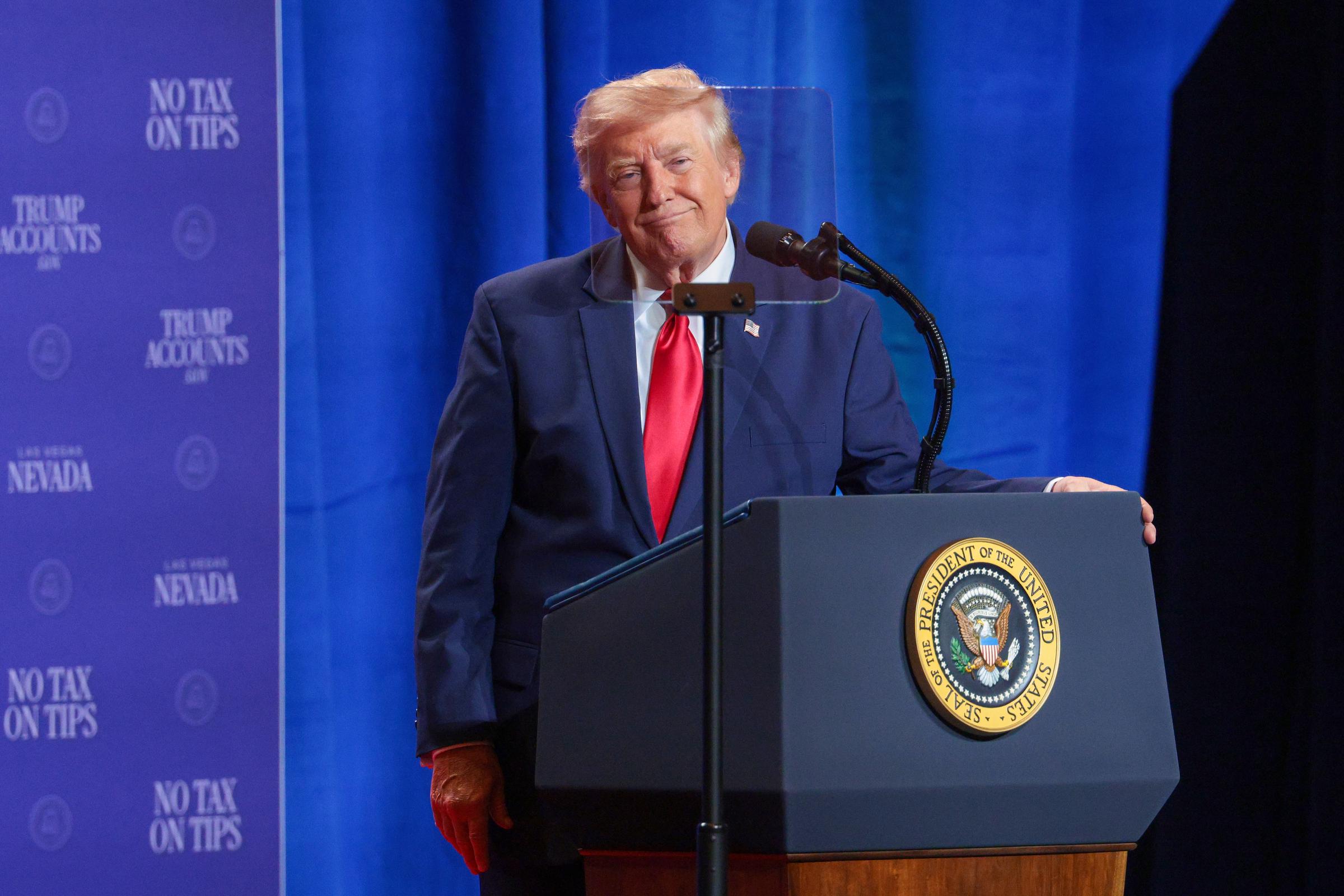 En el acto de Las Vegas, el pelo de Trump parecía más tupido por delante, con mechones rubios más largos peinados hacia atrás en la parte superior y con más volumen que en fotos recientes. El ángulo frontal hacía que ese volumen extra se notara especialmente mientras estaba de pie detrás del atril. | Fuente: Getty Images