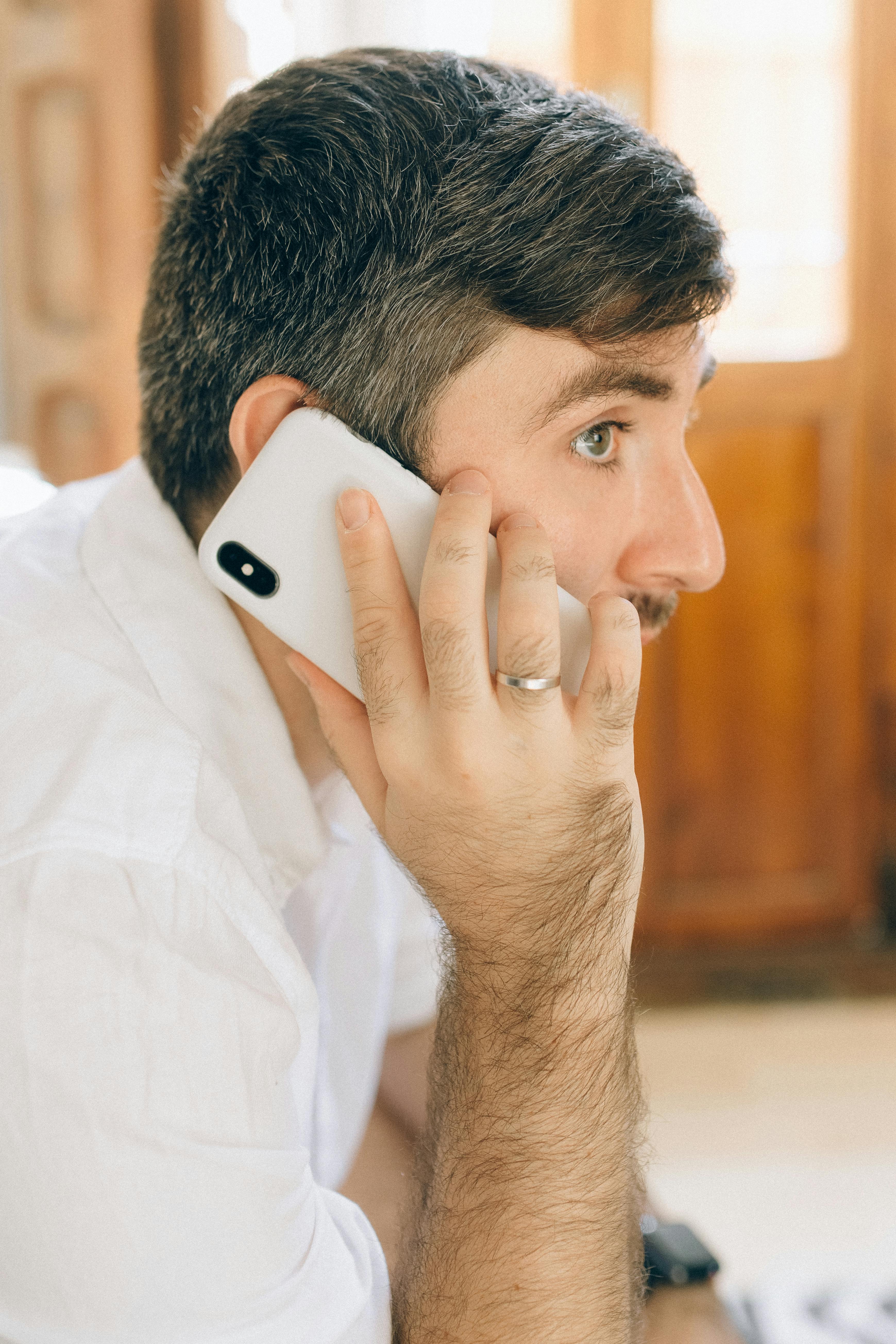Un hombre hablando por teléfono | Fuente: Pexels