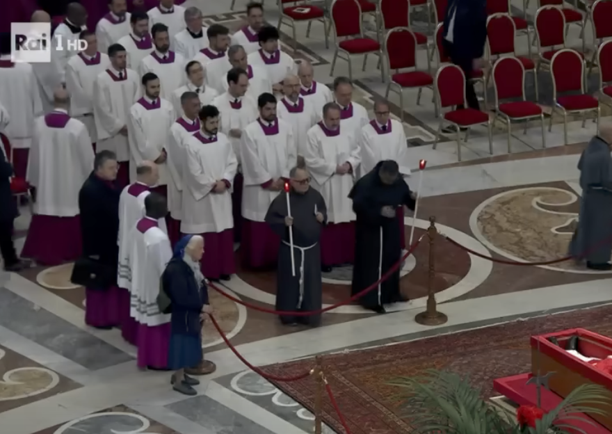 Sor Genoveva fotografiada mirando el féretro del papa Francisco | Fuente: YouTube/Rai