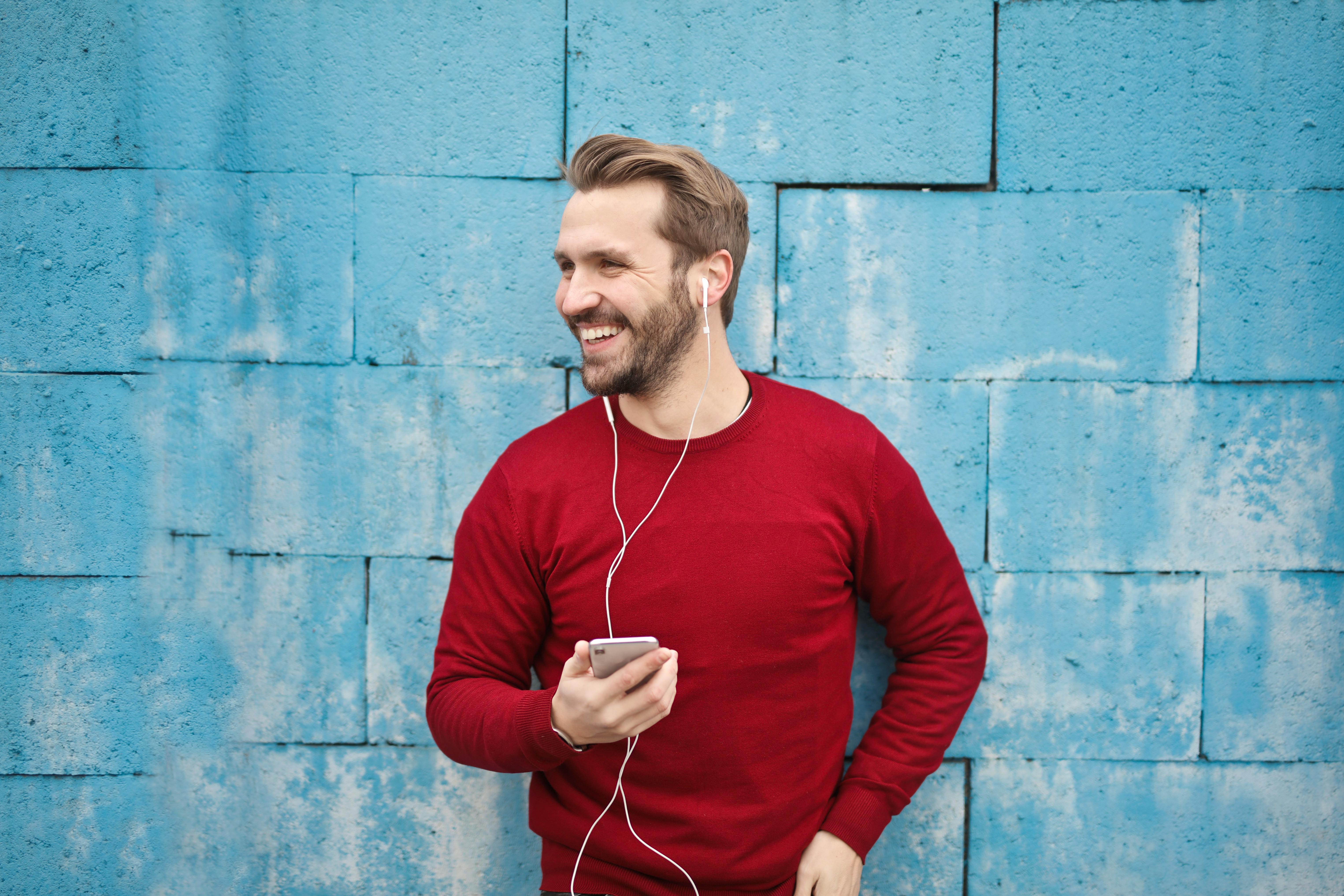 Un hombre seguro de sí mismo escuchando música | Fuente: Pexels