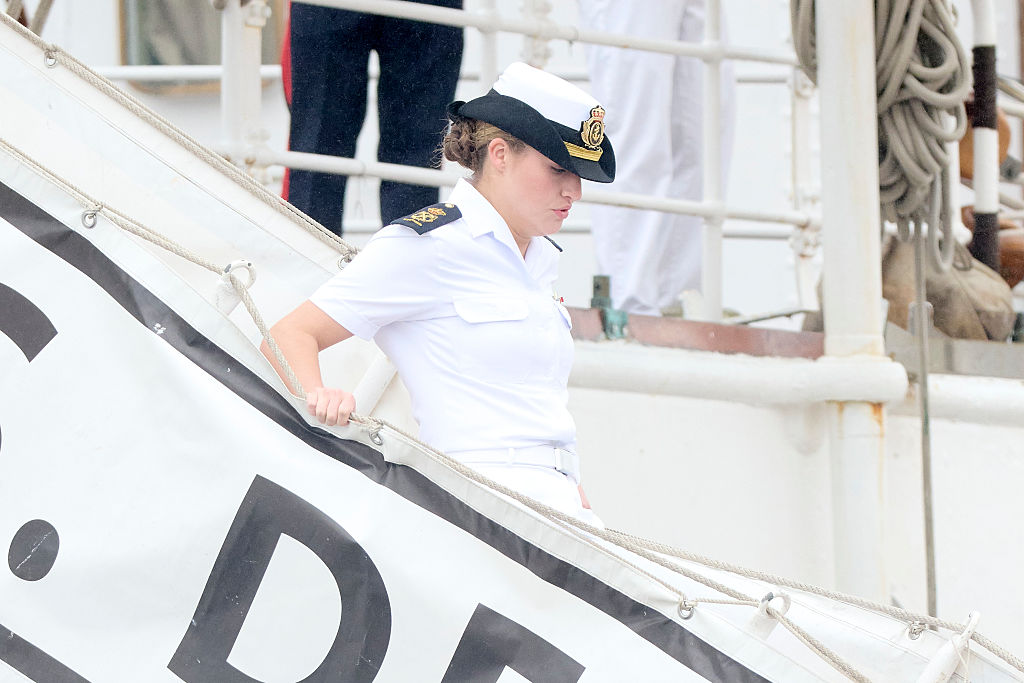La princesa heredera Leonor de España asiste a una ceremonia tras su llegada a bordo del buque «Juan Sebastián de Elcano» a la Escuela Naval de Marín el 13 de julio de 2025 en Marín, Pontevedra, España. | Fuente: Getty Images