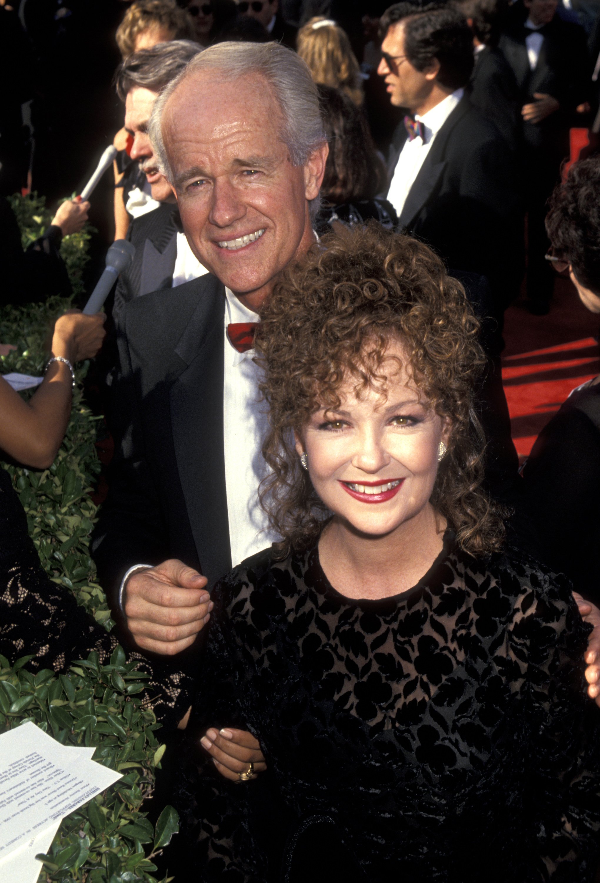Shelley Fabares y Mike Farrell asisten a la 45 edición de los premios Primetime Emmy en el Pasadena Civic Auditorium el 19 de septiembre de 1993 en Pasadena, California | Foto: Getty Images