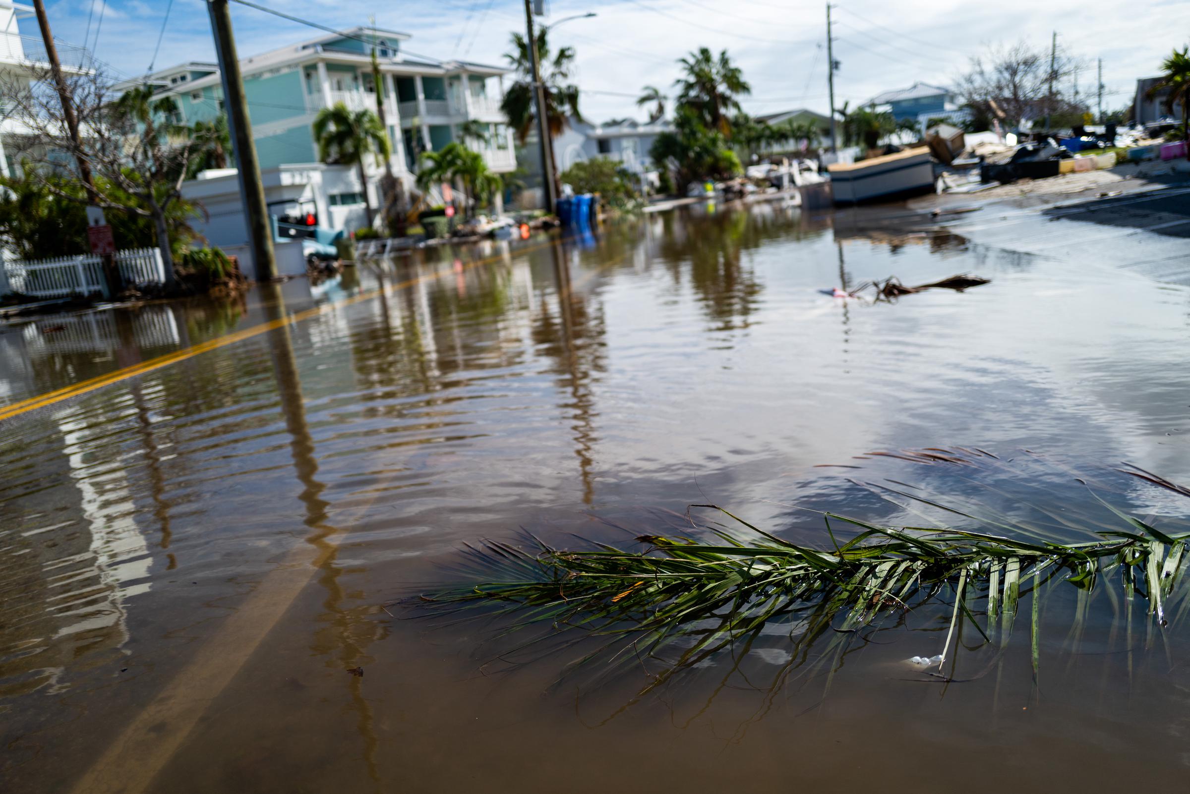 Una calle permanece sumergida tras el paso del huracán Milton, en Treasure Island, Florida, el 10 de octubre de 2024 | Fuente: Getty Images