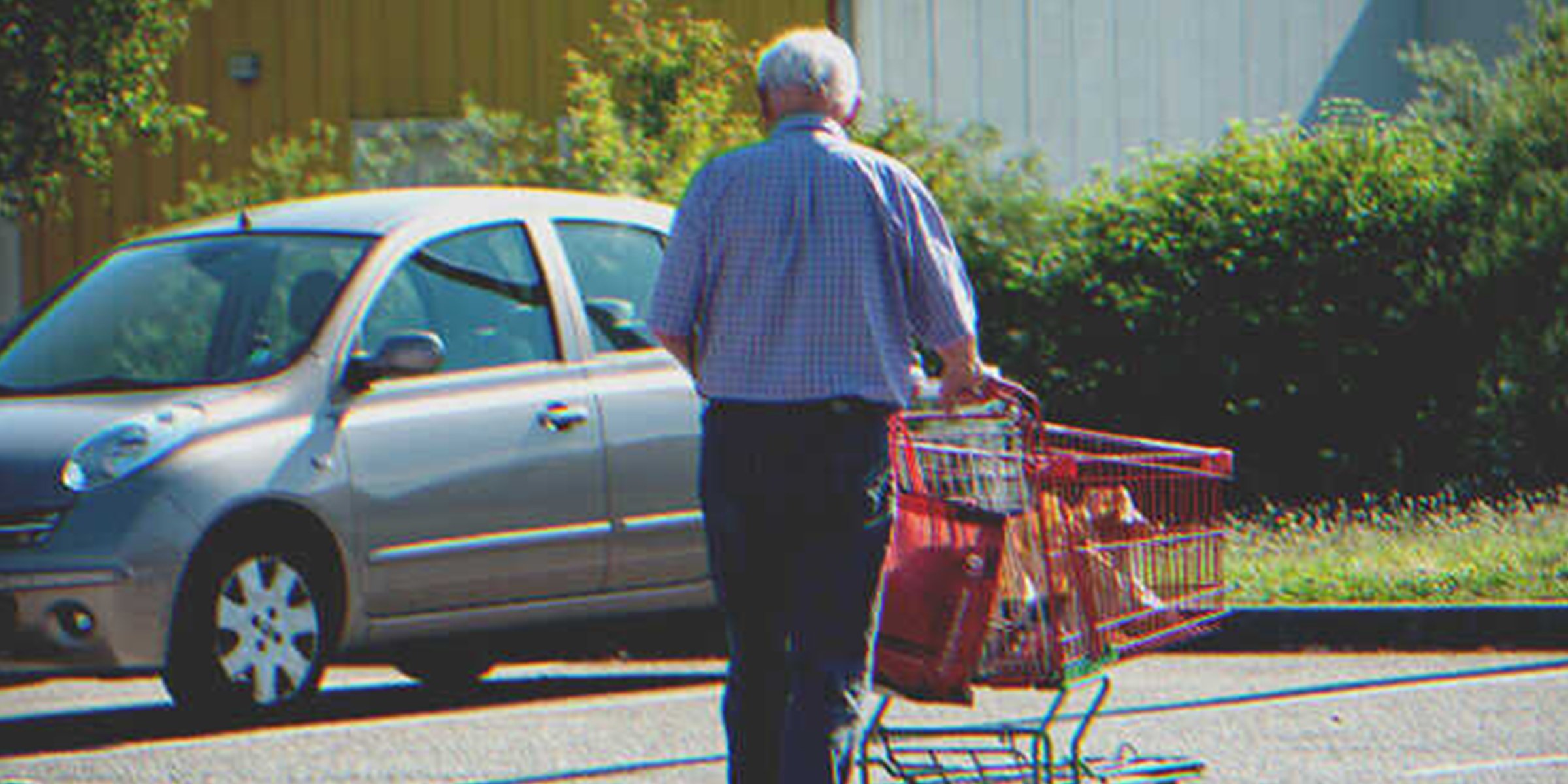 Un hombre con un carro de compras | Foto: Shutterstock