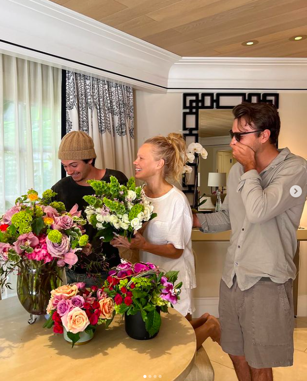 Dylan Jagger Lee, Pamela Anderson y Brandon Thomas Lee celebrando el Día de la Madre publicado el 14 de mayo de 2023 | Fuente: Instagram/pamelaanderson