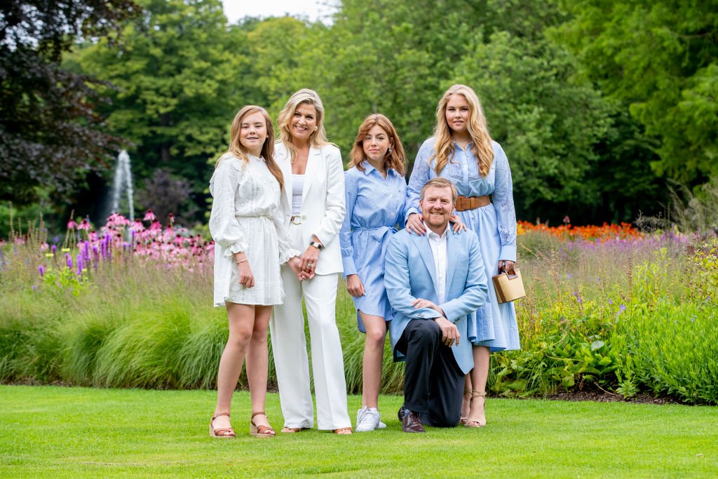 El Rey Willem-Alexander, la Reina Máxima, la Princesa Amalia, la Princesa Alexia y la Princesa Ariane el 17 de julio de 2020 en La Haya. | Foto: Getty Images