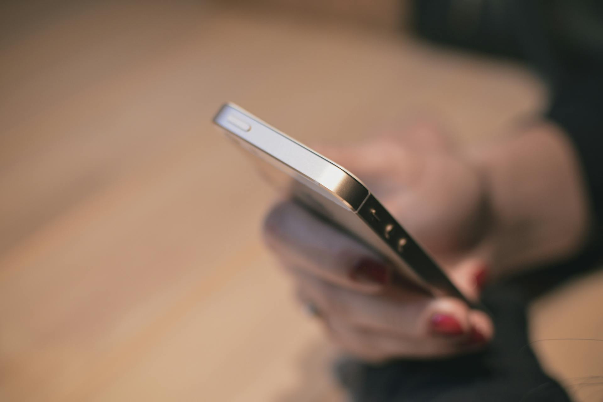 Una mujer leyendo mensajes en el teléfono de su hijo | Fuente: Pexels