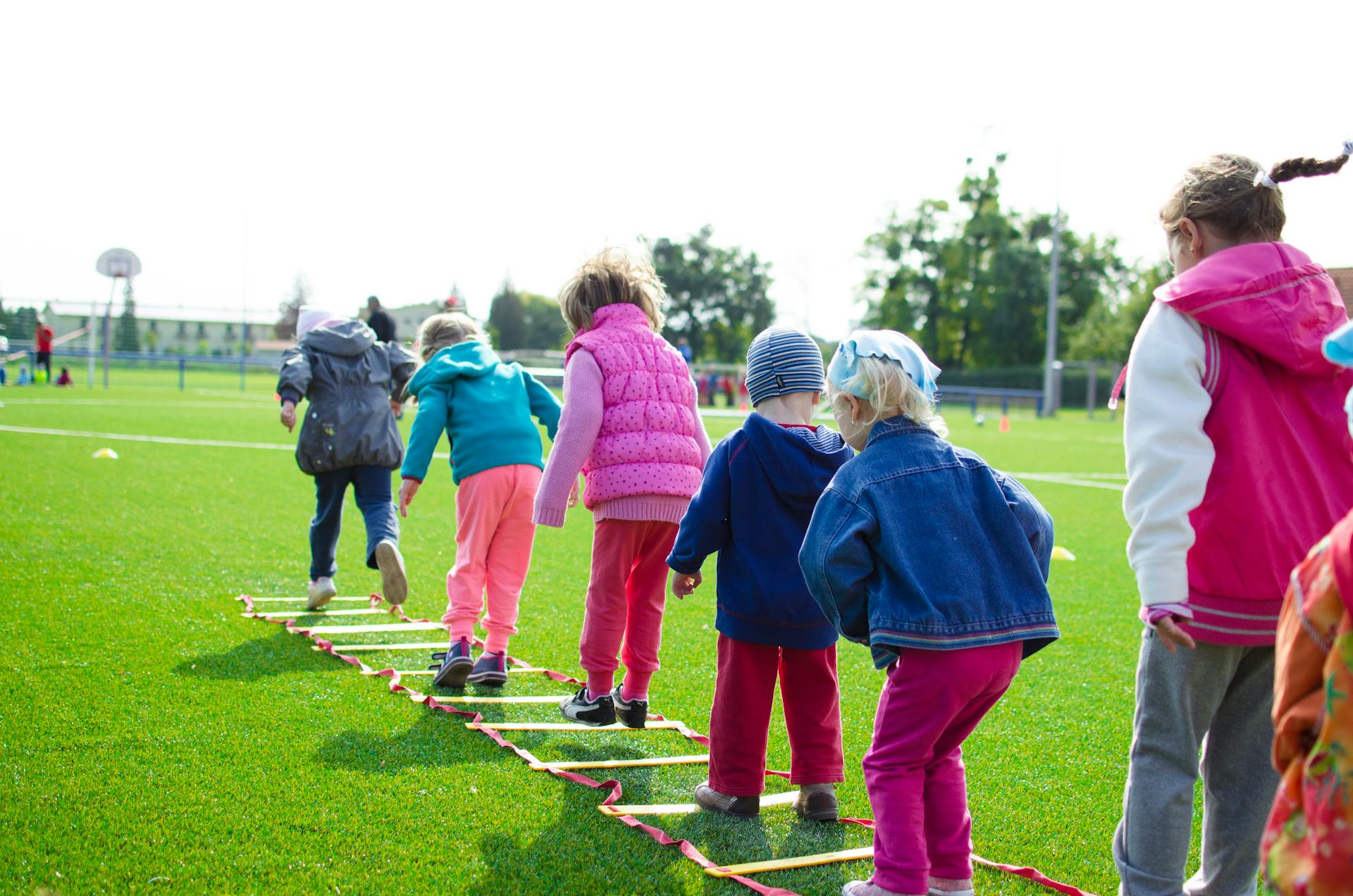 Alegres niños jugando entre ellos | Fuente: Pexels