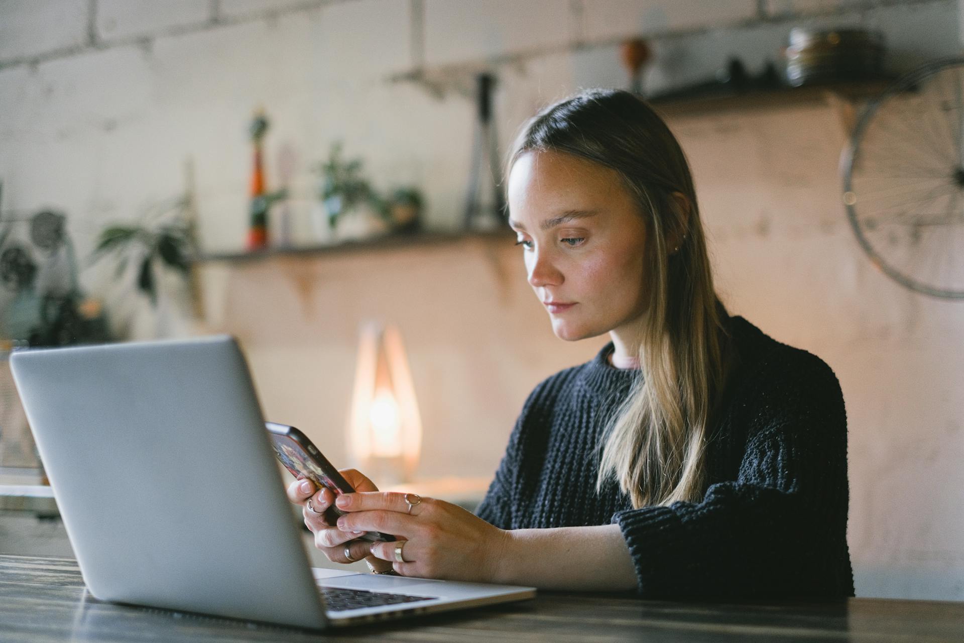 Una mujer sujetando su teléfono | Foto: Pexels