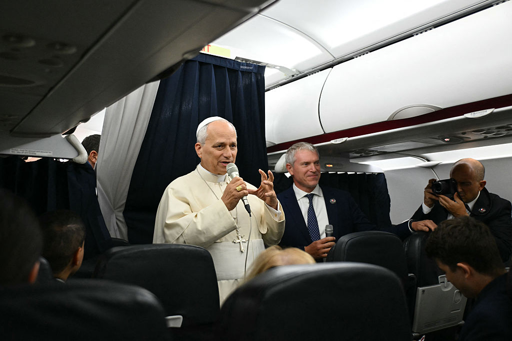 El papa León XIV ofrece una rueda de prensa a los periodistas acreditados en el vuelo de regreso desde Francia, el 28 de septiembre de 2026. | Fuente: Getty Images