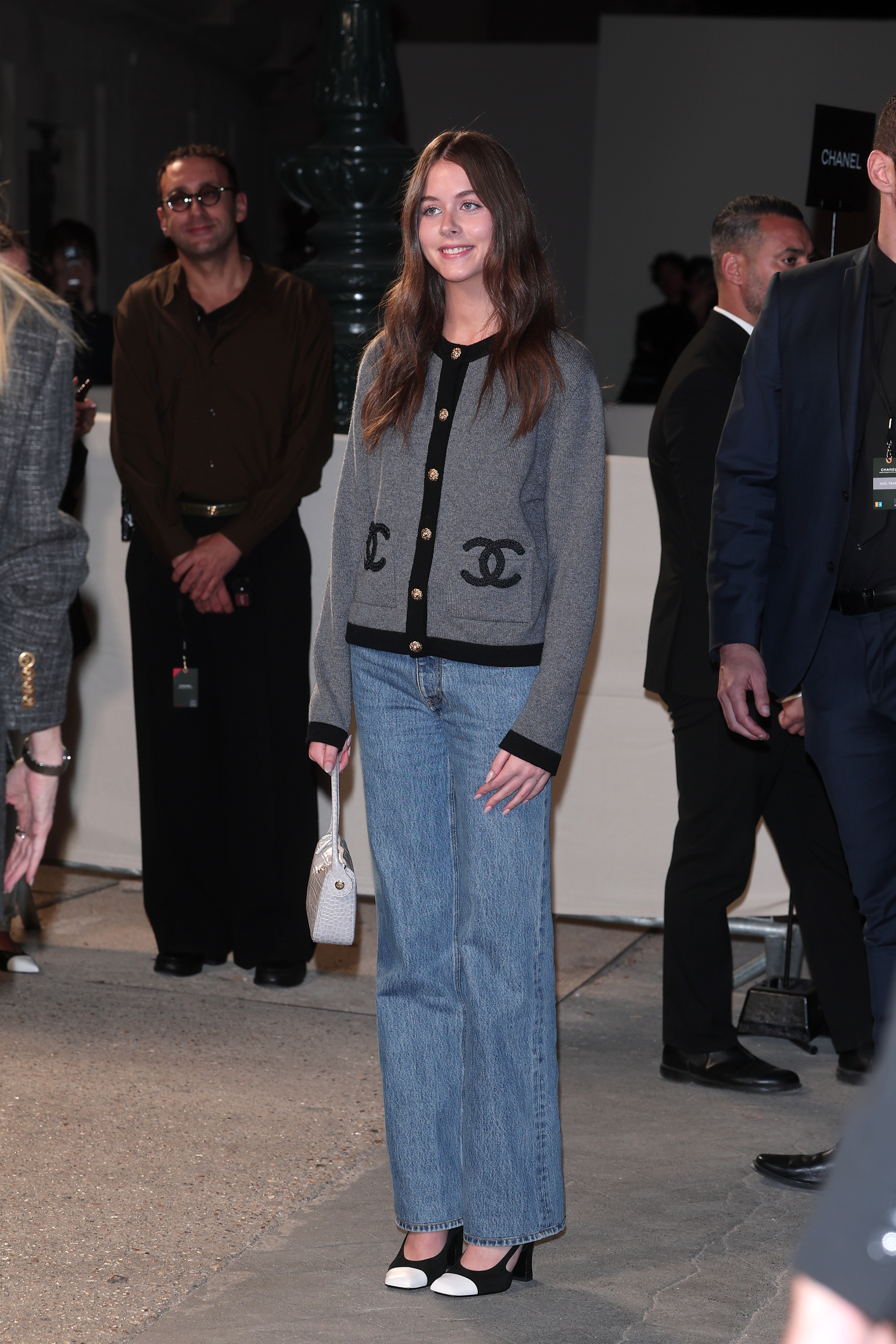 Un cárdigan de Chanel y unos vaqueros de pierna ancha le dan a Faith Urban uno de los looks más informales de la colección. Se unió a la alfombra roja del mismo desfile de primavera/verano 2027 que su madre, Nicole Kidman. | Fuente: Getty Images