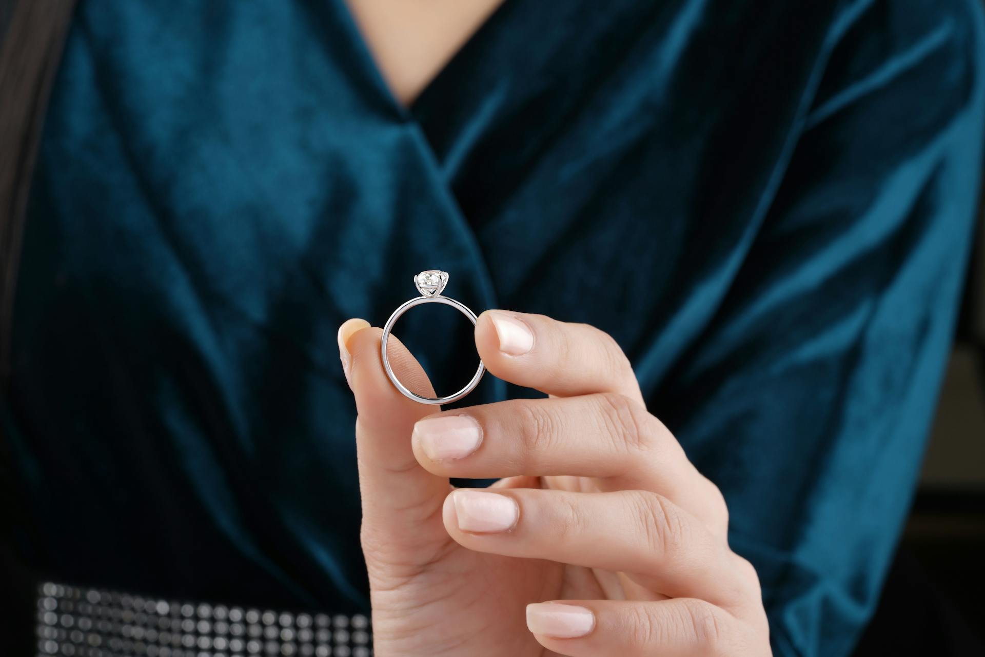 Una mujer sujetando su anillo | Fuente: Pexels