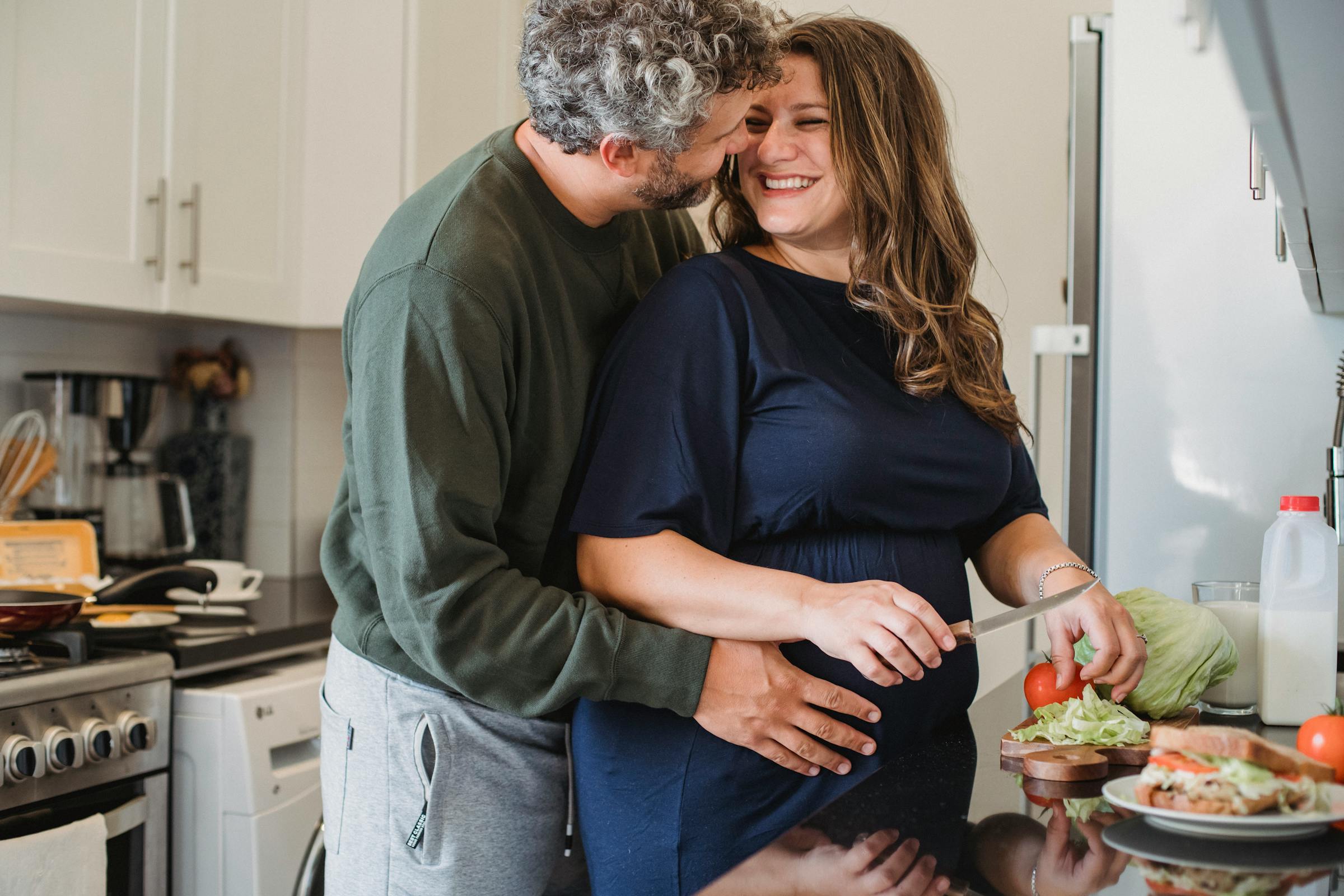 Una pareja de embarazadas abrazándose | Fuente: Pexels