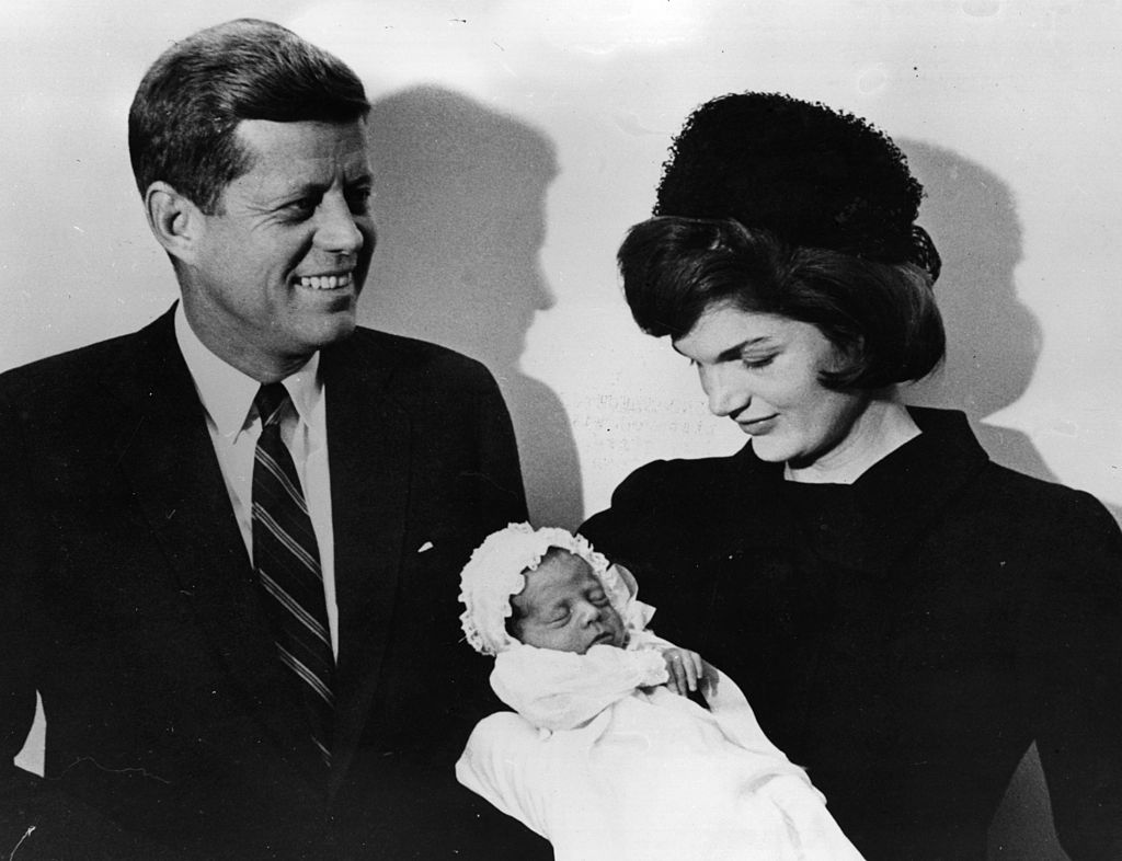 El presidente de los Estados Unidos con su esposa Jacqueline en el bautizo de su hijo John F Jr. | Foto: Getty Images