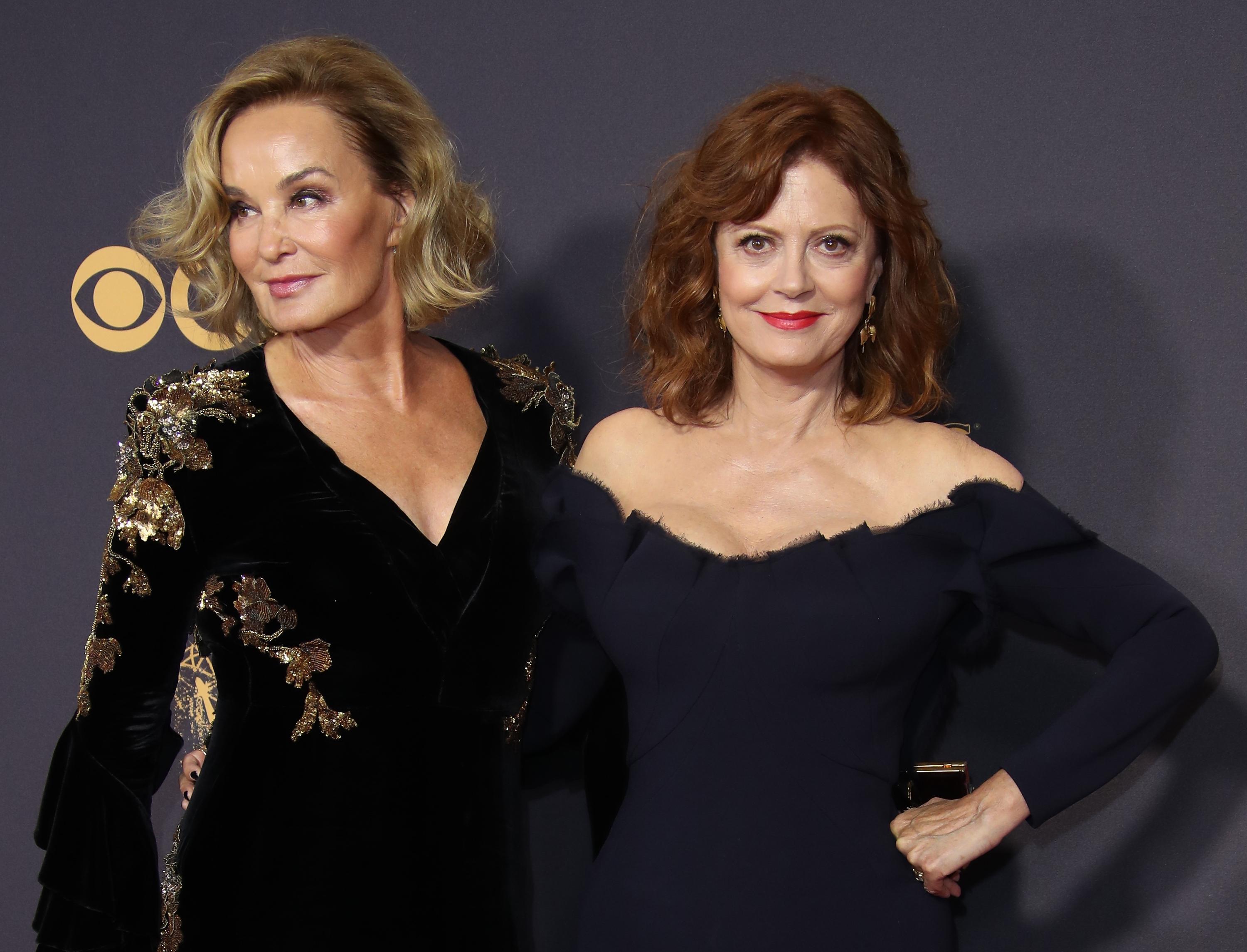 Jessica Lange y Susan Sarandon llegan a la 69ª edición de los premios Primetime Emmy en el Microsoft Theater el 17 de septiembre de 2017 en Los Ángeles, California | Fuente: Getty Images