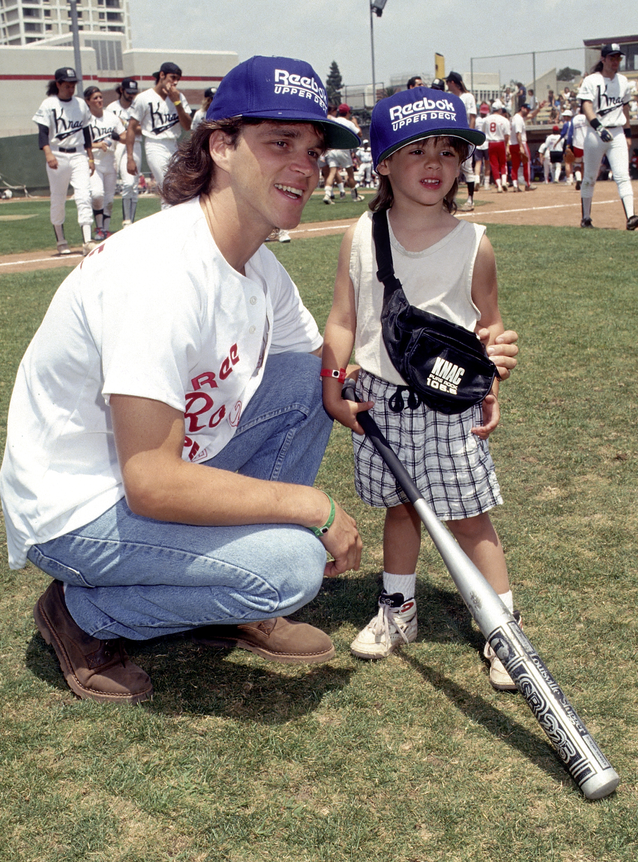 El atleta Luc Robitaille y el hijo de su novia Stacey Toten, Steven R. McQueen (nieto de Steve McQueen), el 14 de junio de 1992, en Dedeaux Field, USC, en Los Ángeles, California. | Fuente: Getty Images