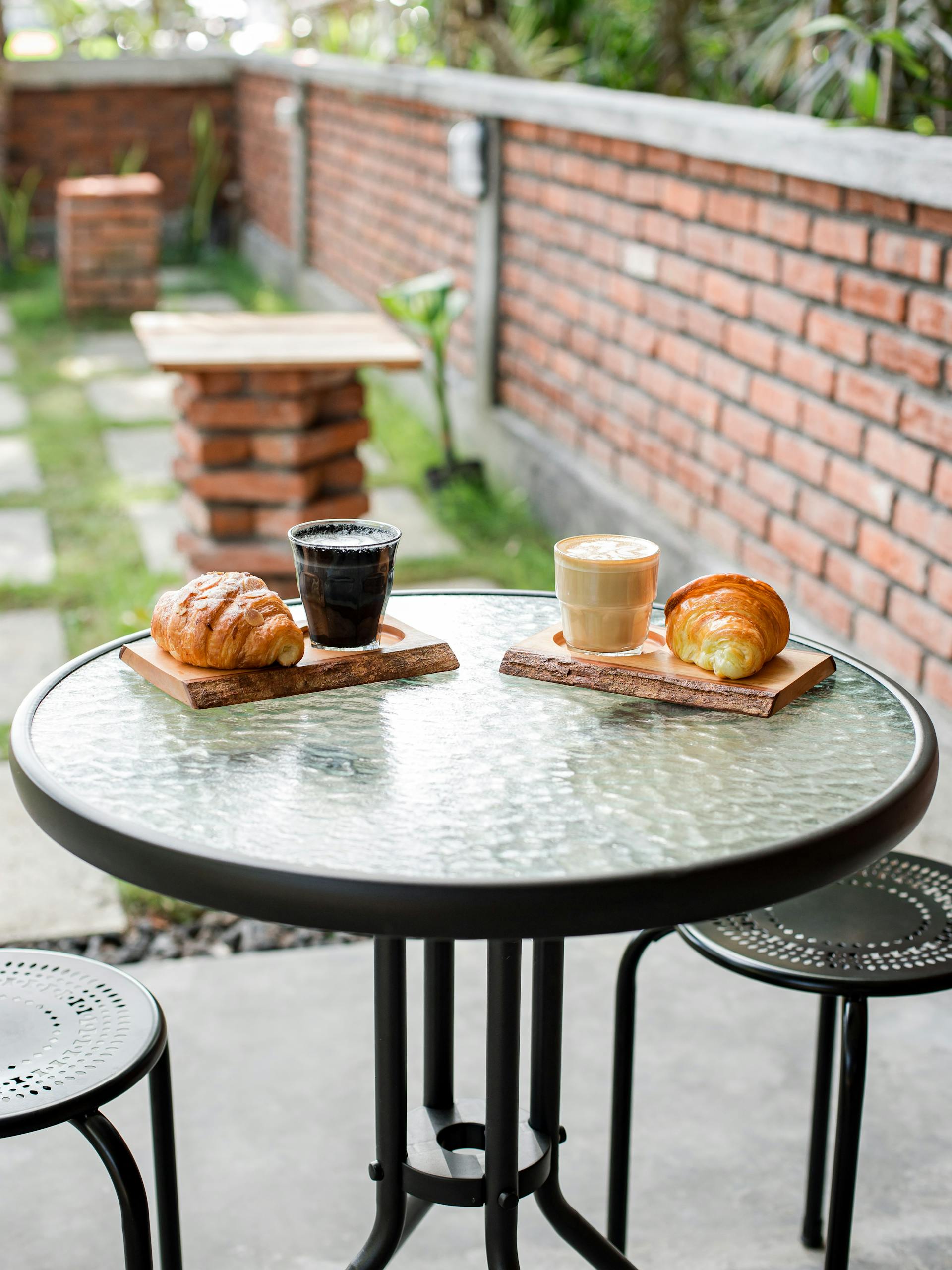 Tazas de café y medialunas sobre una mesa | Fuente: Pexels