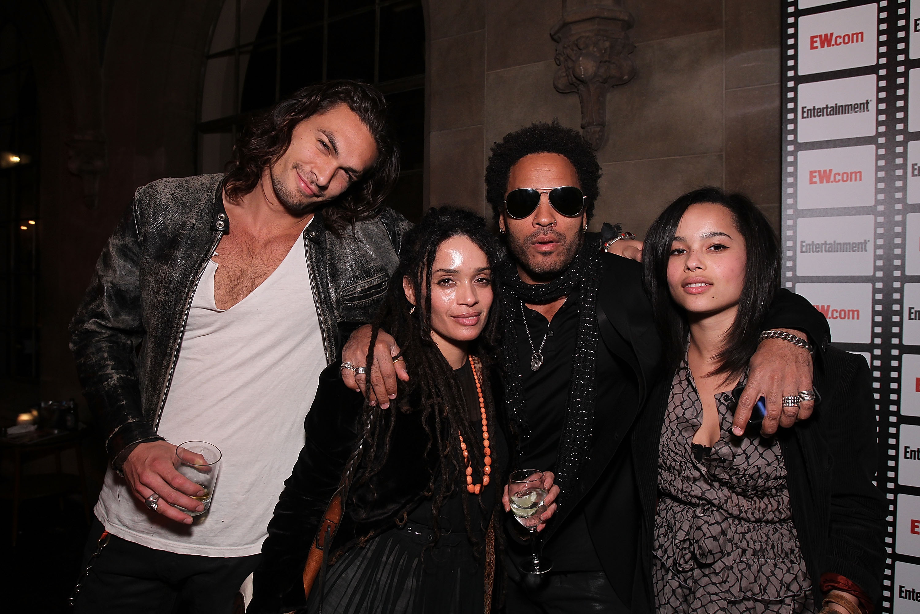 Jason Momoa, Lisa Bonet, Lenny Kravitz y Zoe Kravitz en la fiesta de Entertainment Weekly el 25 de febrero de 2010, en Los Ángeles, California. | Fuente: Getty Images