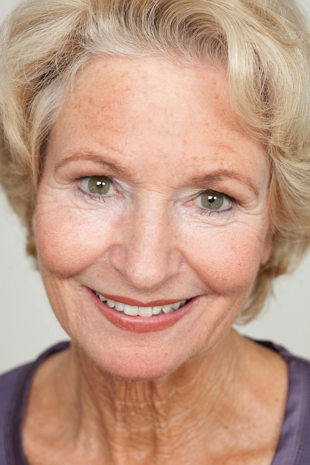 Una anciana sonriente | Fuente: Pexels