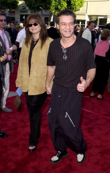 Eddie Van Halen y Valerie Bertinelli en el Mann Village Theatre de Westwood, California, Estados Unidos. | Foto: Getty Images