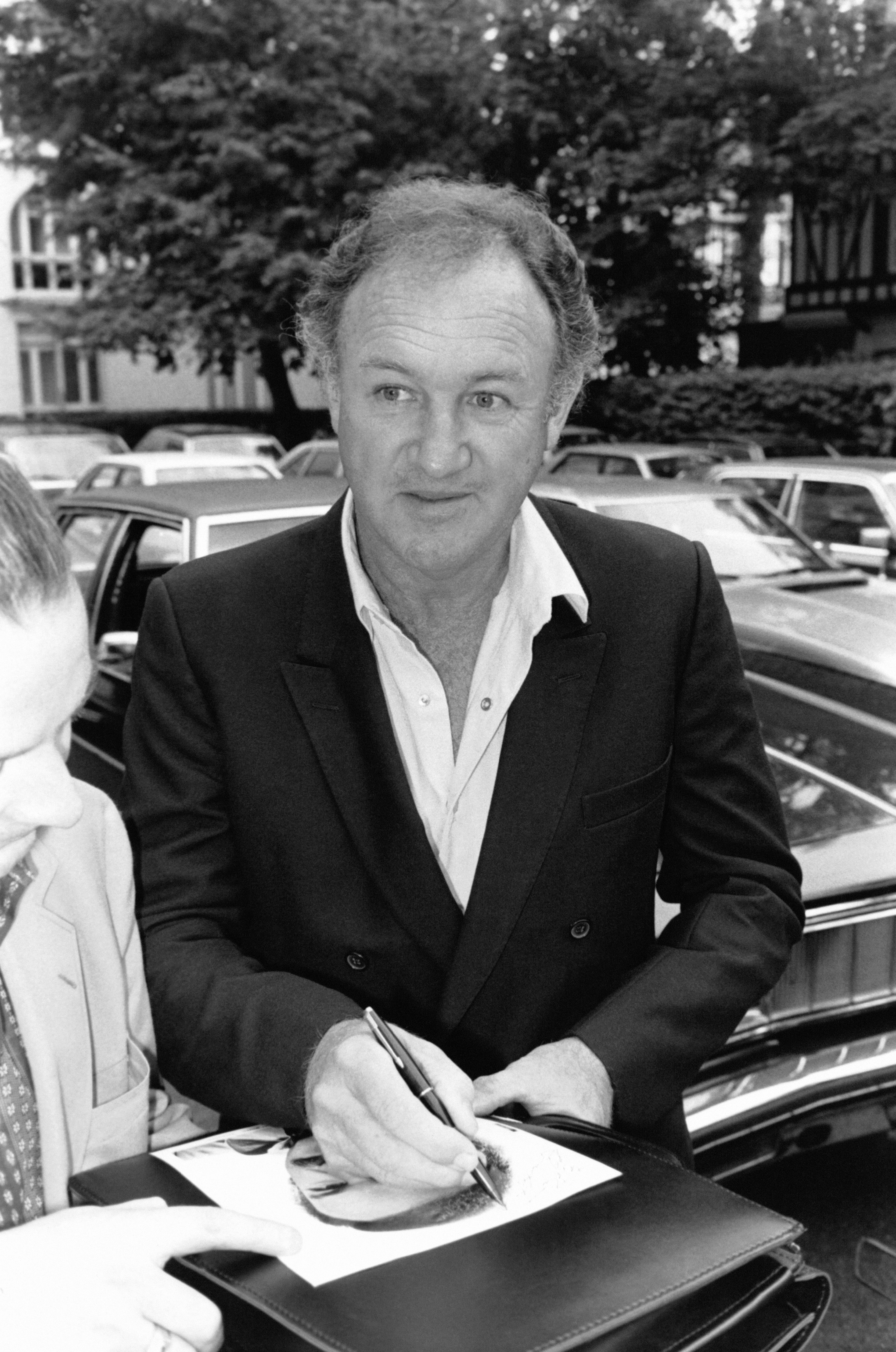 Gene Hackman firmando un autógrafo durante un festival de cine el 9 de octubre de 1981. | Fuente: Getty Images