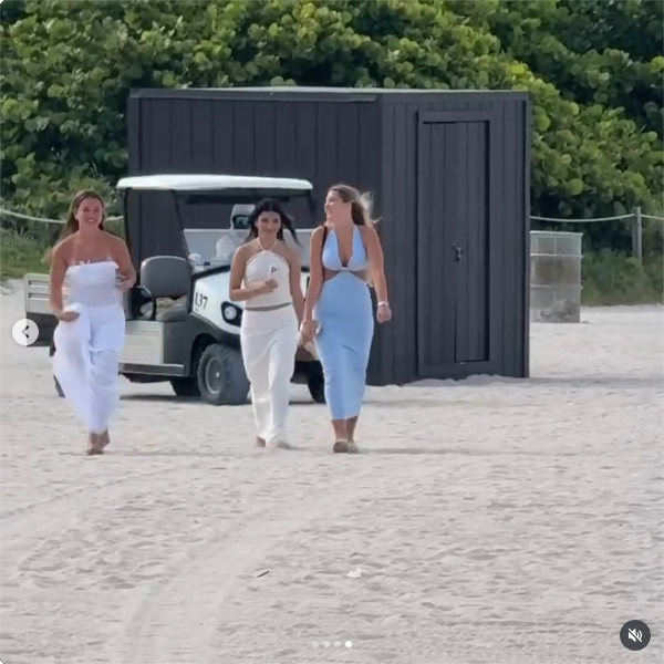 Aitana Paladini junto a sus amigas durante la celebración de su cumpleaños número 17 en una playa de Miami | Fuente: Instagram/rocioguiraodiaz