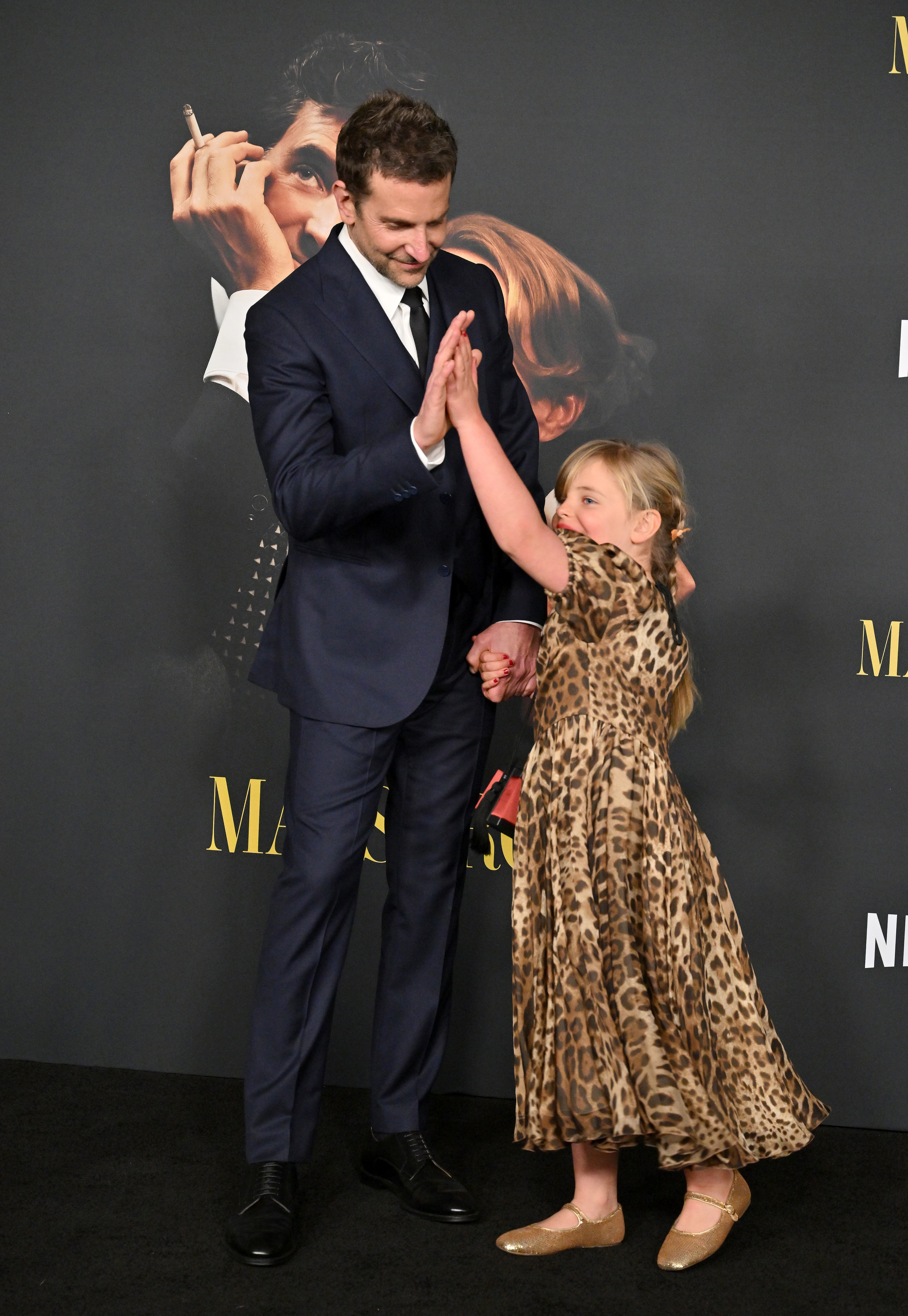 Bradley Cooper y Lea De Seine Shayk Cooper en el estreno de "Maestro" en Los Angeles, California el 12 de diciembre de 2023. | Fuente: Getty Images