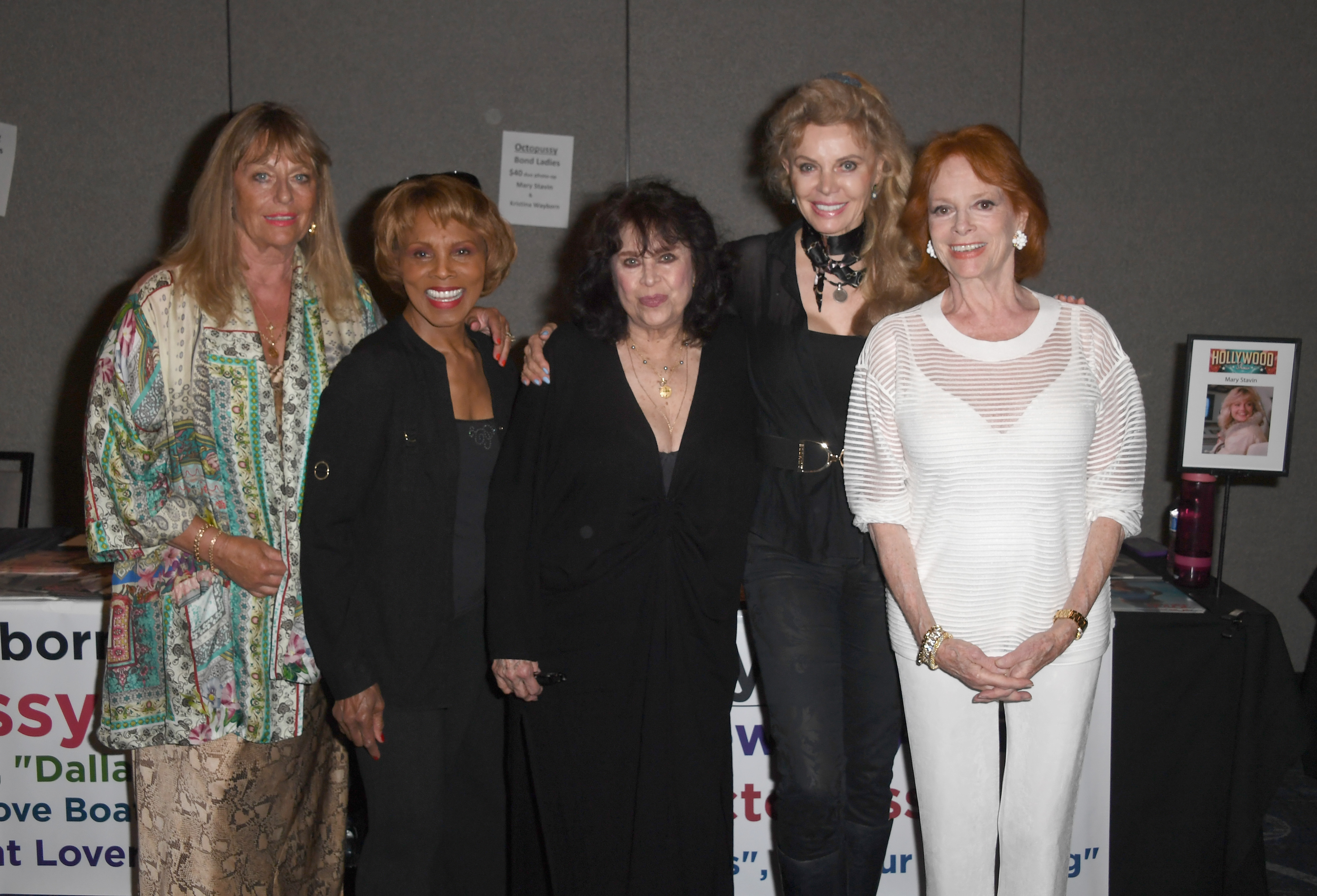 Mary Stävin, Gloria Hendry, Lana Wood, Kristina Wayborn y Luciana Paluzzi asisten a The Hollywood Show celebrado en Los Angeles Marriott Burbank Airport el 2 de julio de 2022 | Fuente: Getty Images