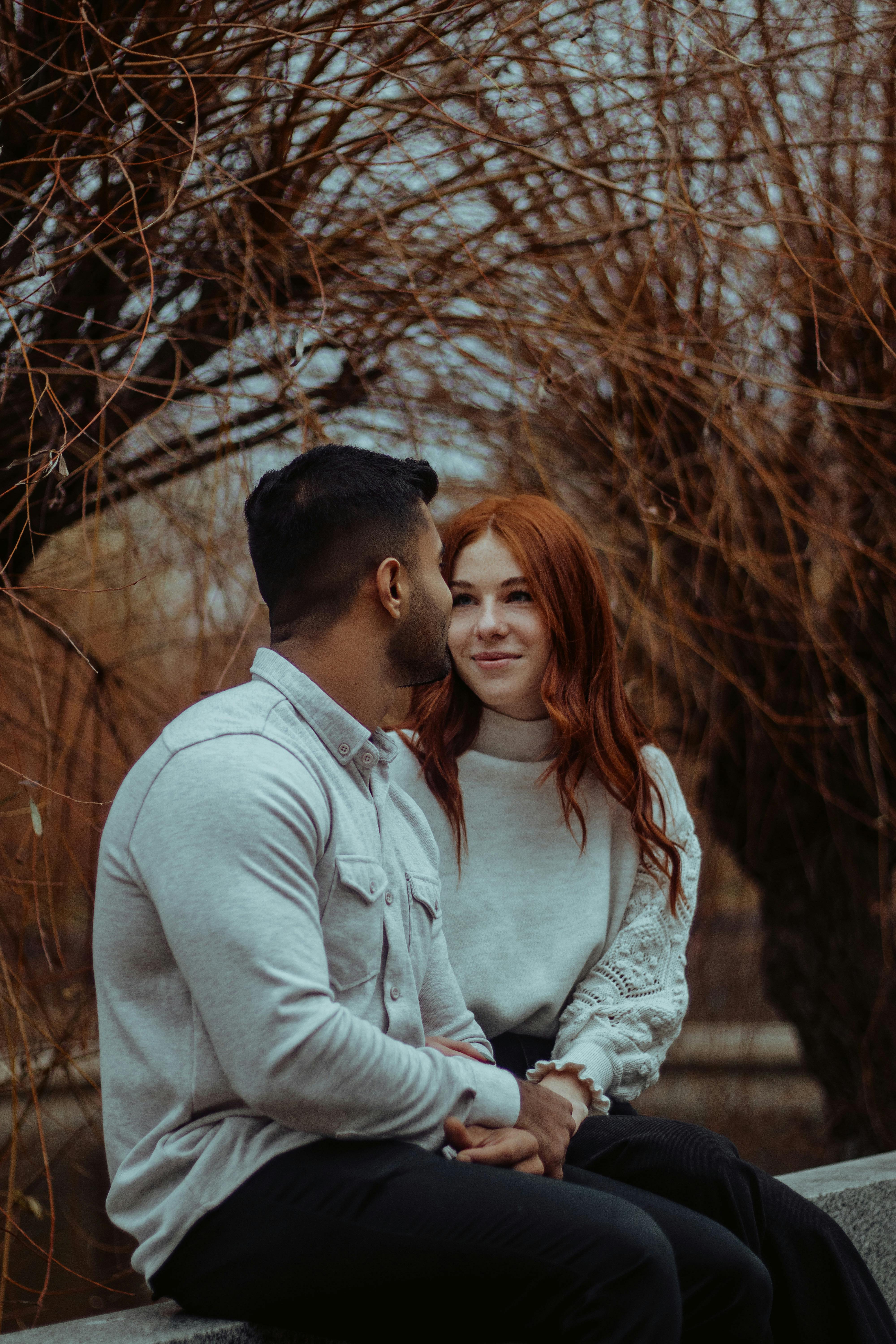 Pareja en un parque | Foto: Pexels