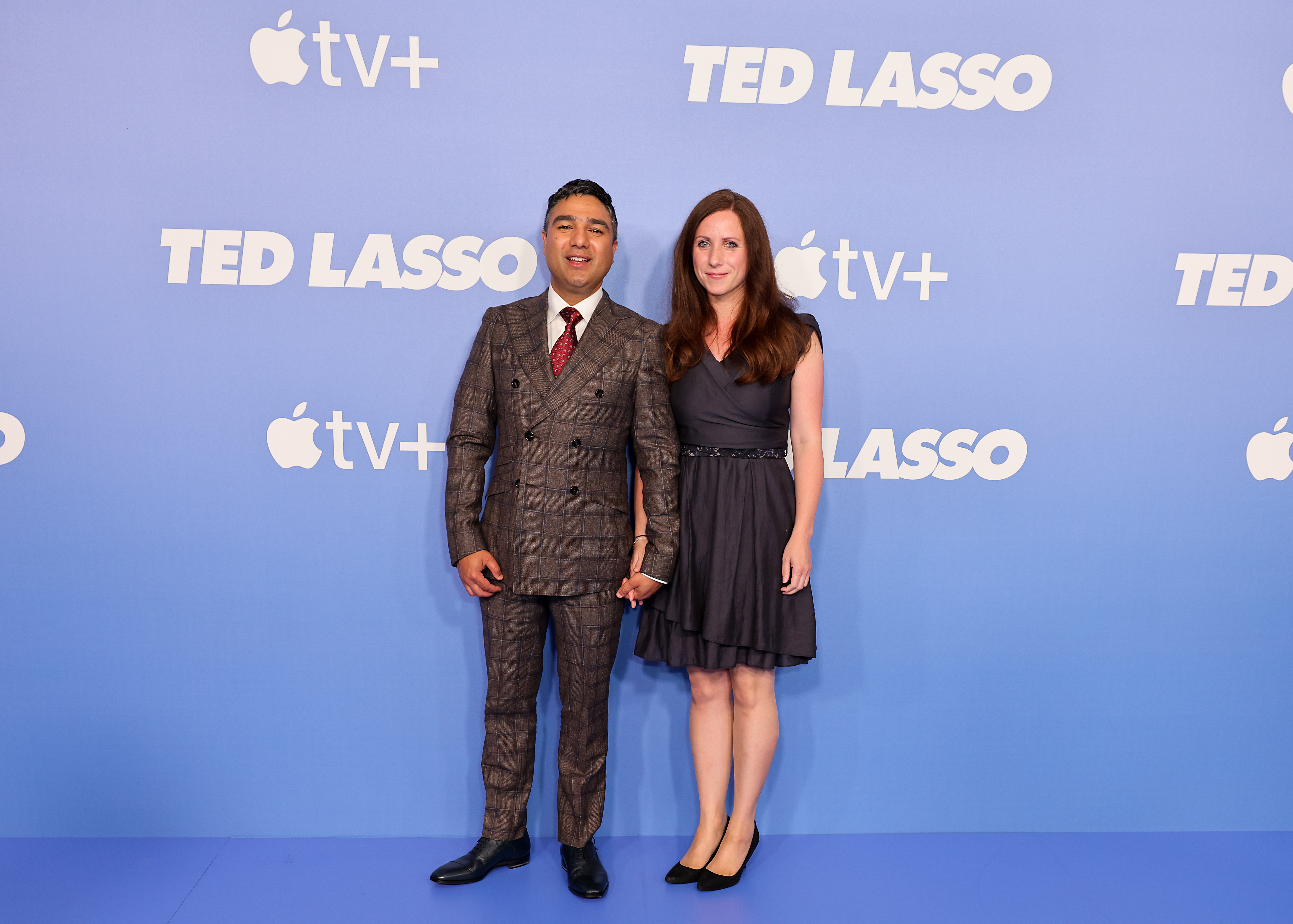 Nick Mohammed y Becka Mohammed durante la proyección especial de los Emmy de "Ted Lasso" en The Mayfair Hotel, el 12 de junio de 2022, en Londres, Inglaterra. | Foto: Getty Images