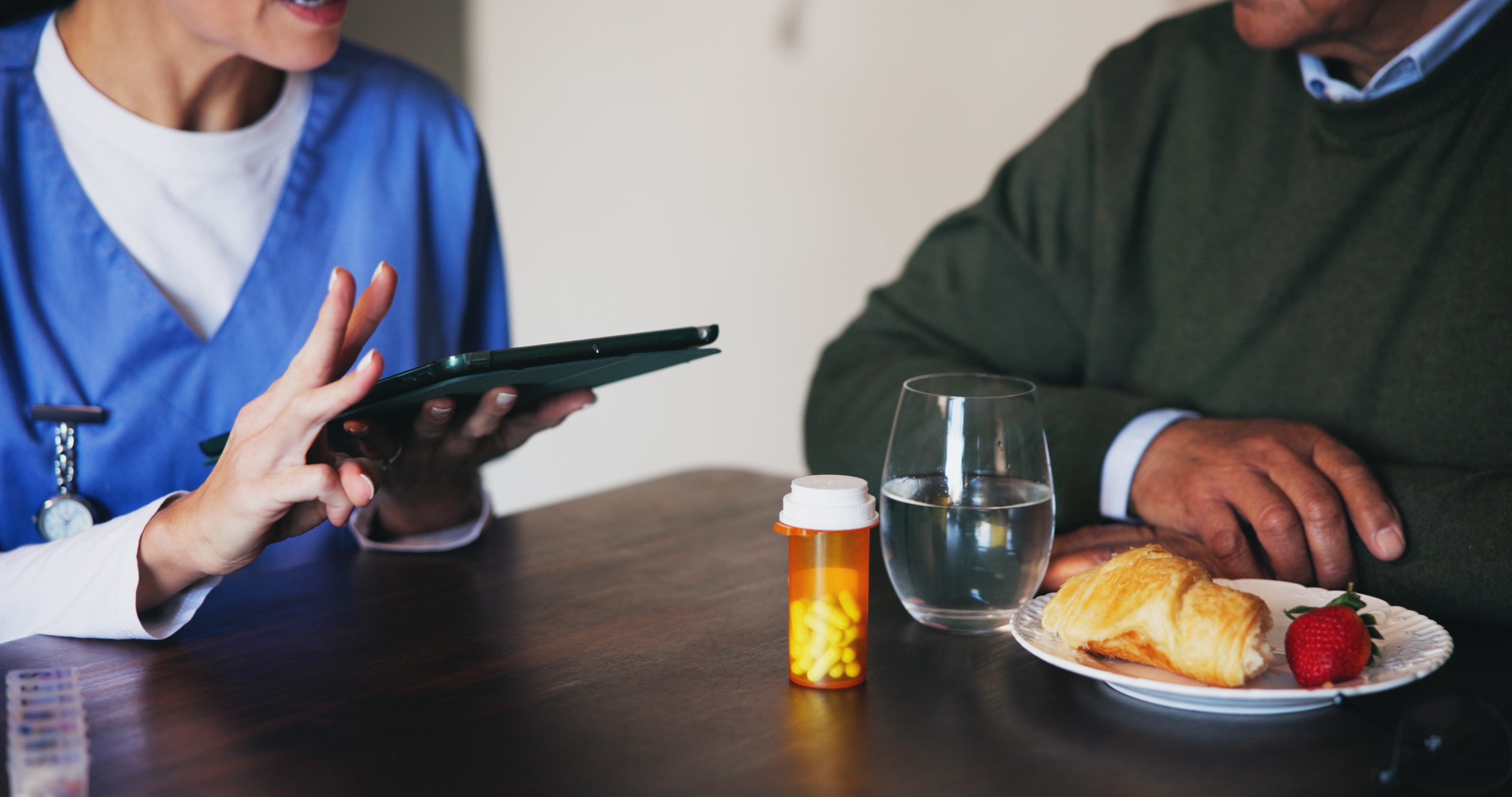 Enfermera conversando con un hombre | Fuente: Shutterstock