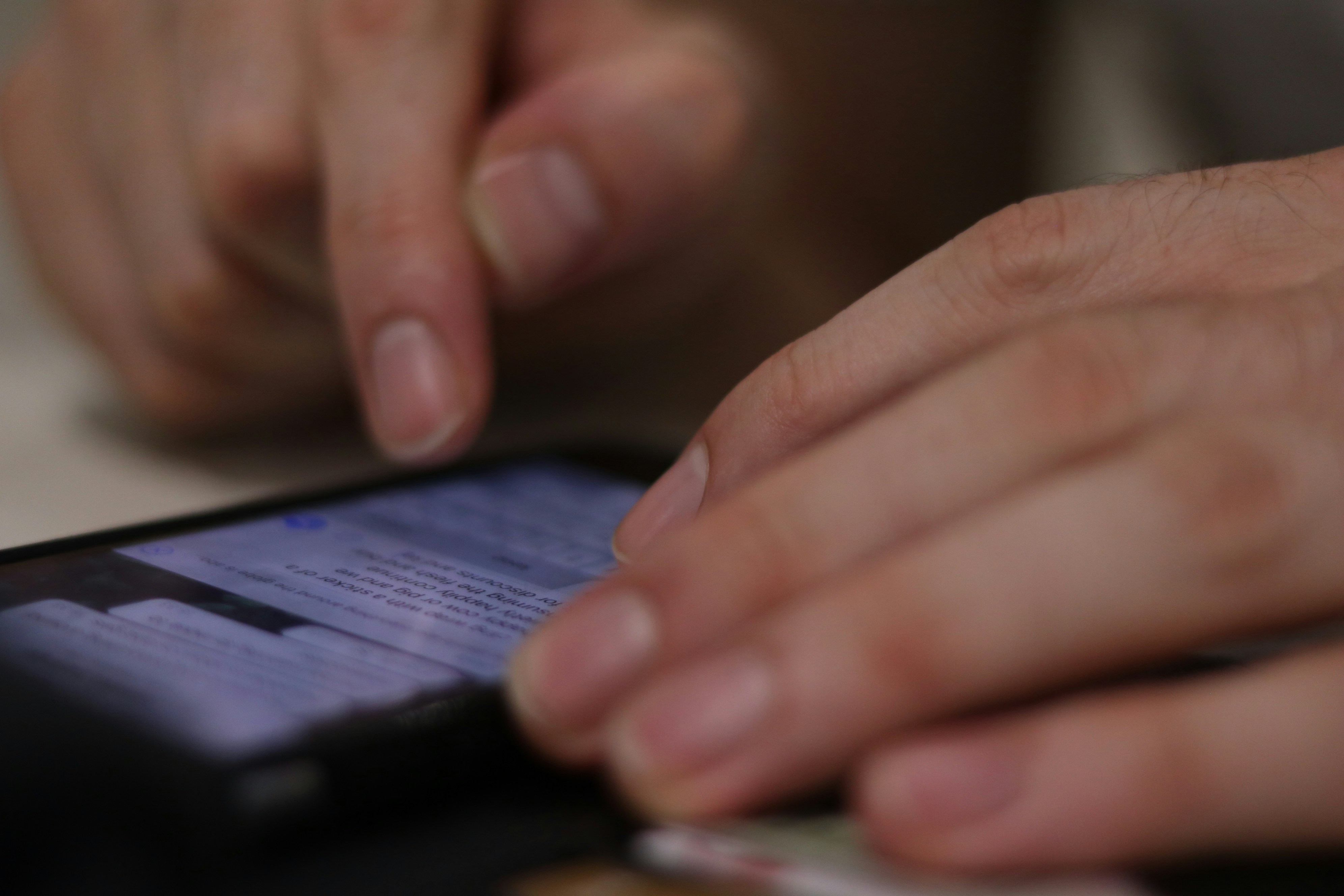 Una persona utilizando un teléfono móvil | Fuente: Unsplash