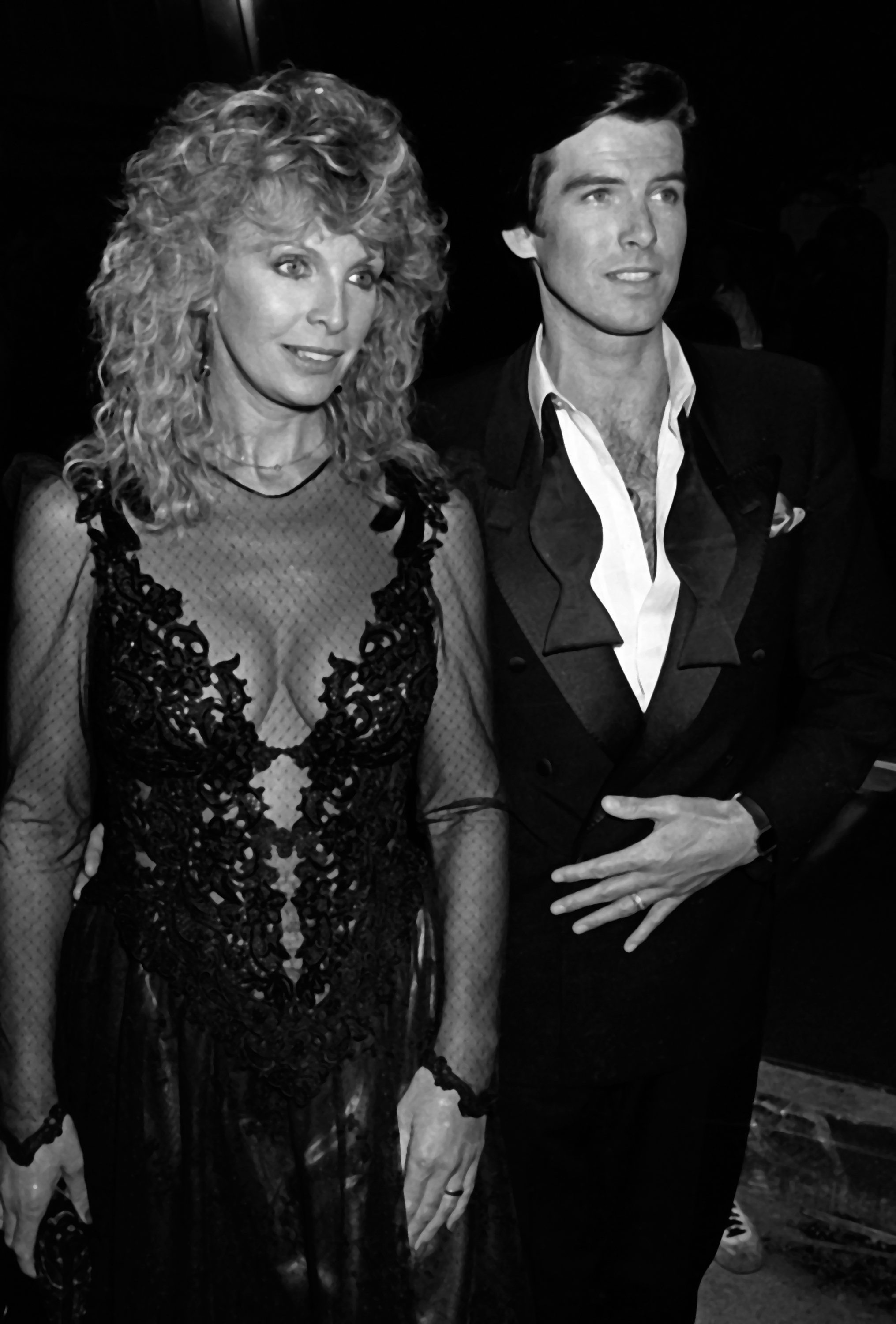 Pierce Brosnan y Cassandra Harris en la fiesta posterior a la 10ª entrega anual de los People's Choice Awards, el 15 de marzo de 1984, en Los Ángeles, California. | Fuente: Getty Images