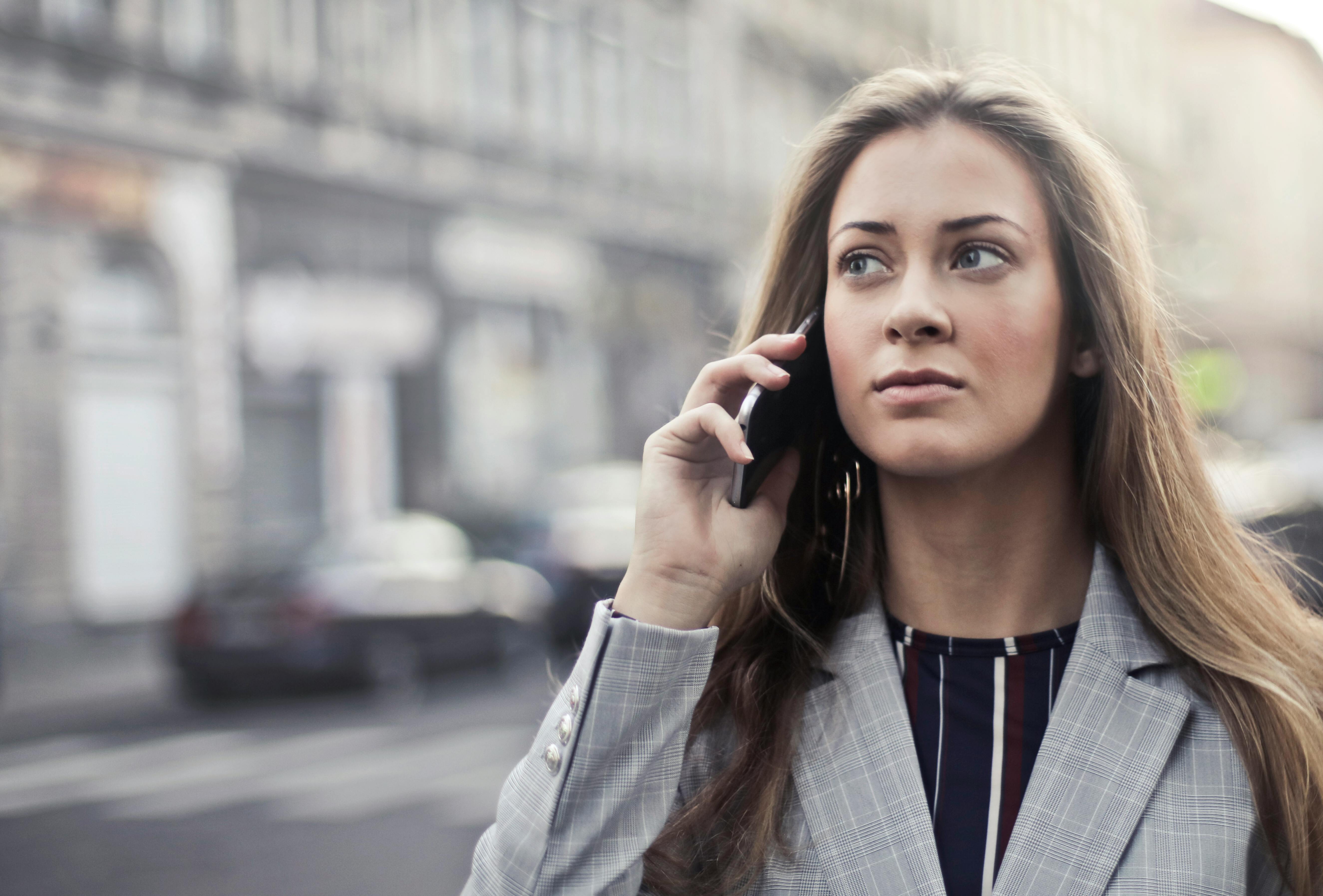 Mujer hablando por teléfono en la calle | Fuente: Pexels