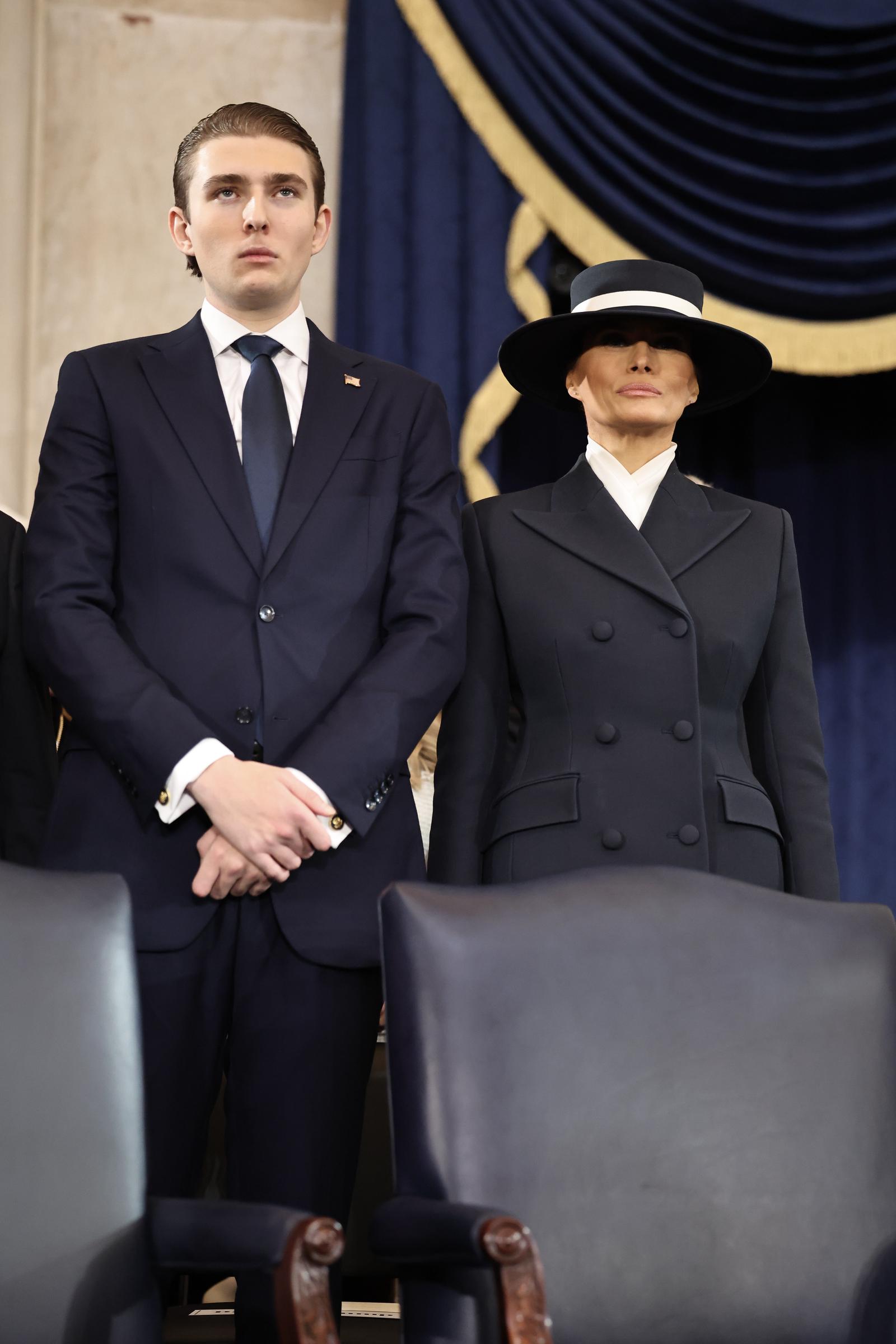 Barron Trump y Melania Trump el 20 de enero de 2025 | Fuente: Getty Images