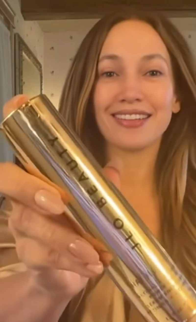 Jennifer Lopez presentando su rutina de belleza y un suero desarrollado por JLo Beauty | Fuente: Instagram/jlo