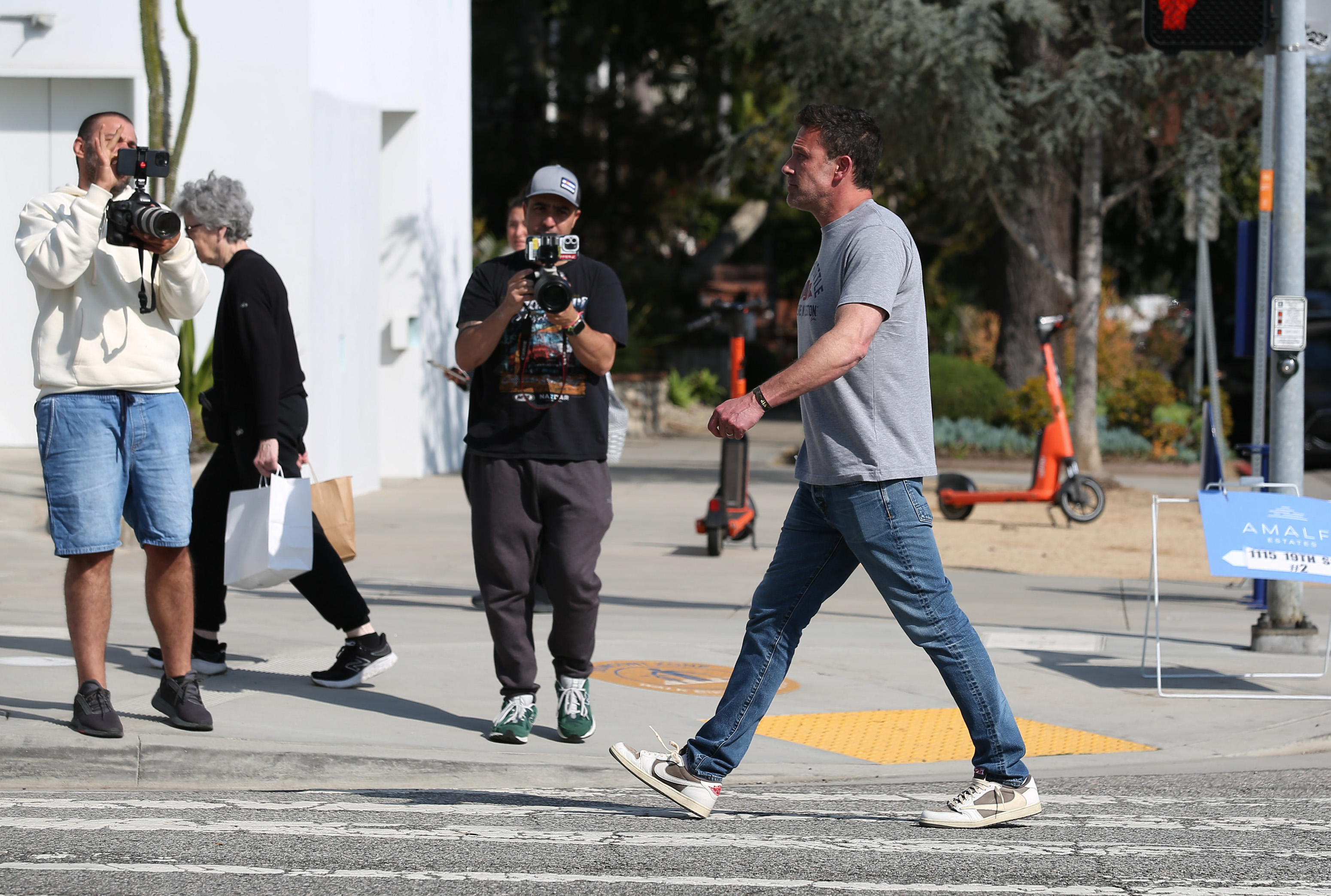 Ben Affleck camina mientras dos hombres le graban en Los Ángeles el 19 de mayo de 2024 | Fuente: Getty Images