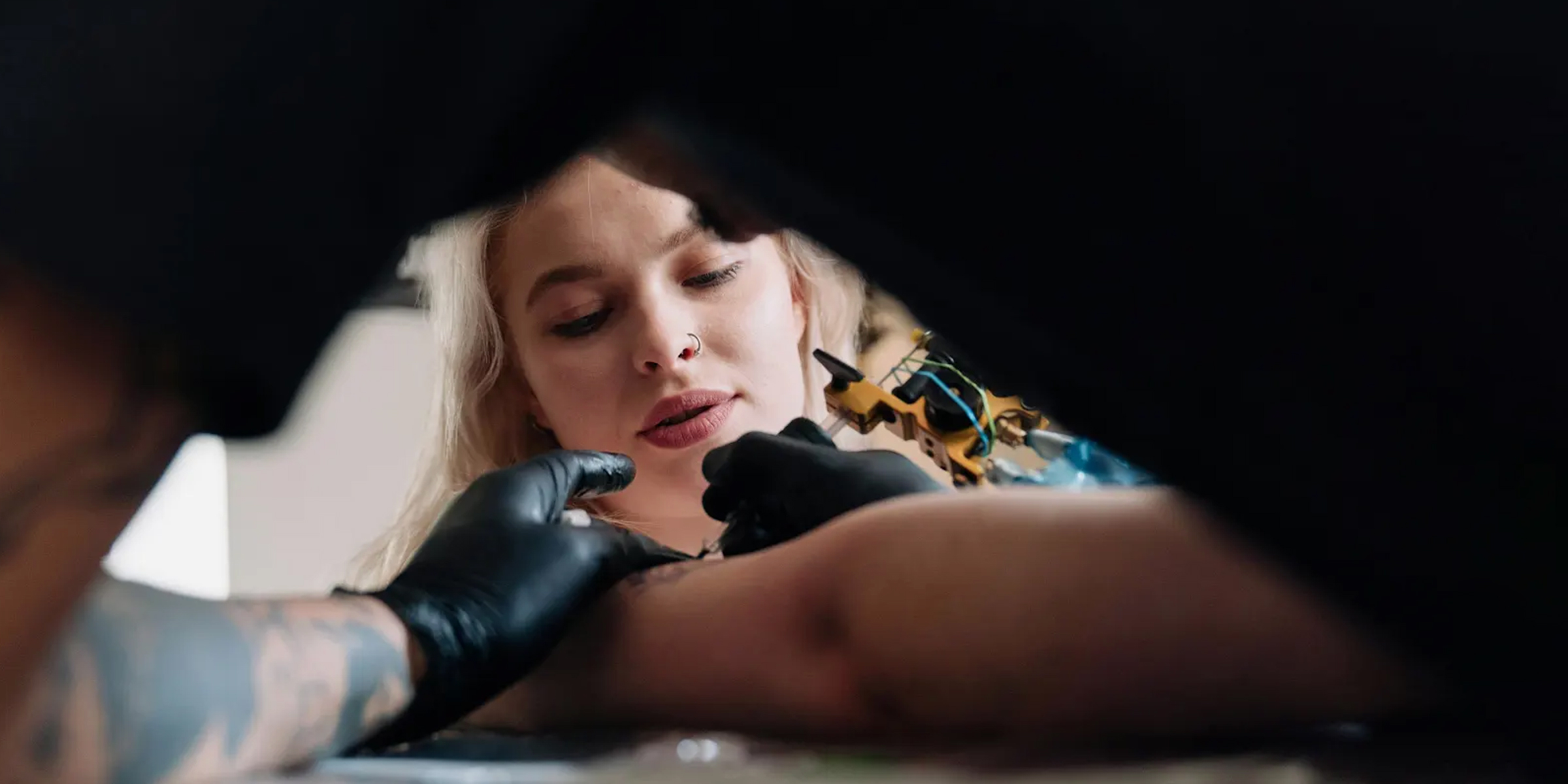 Mujer esperando un tatuaje | Fuente: Pexels