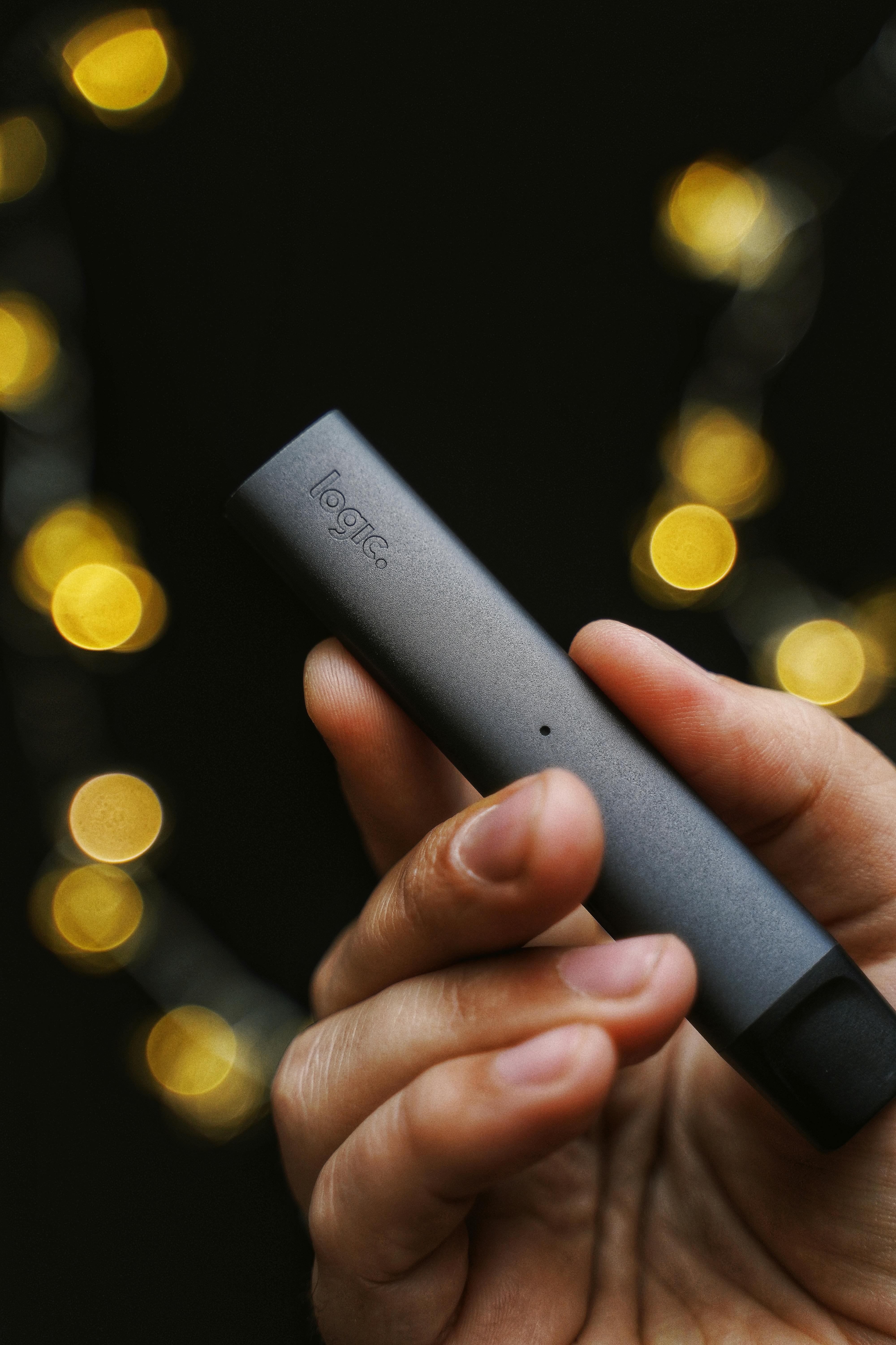 Una persona con un vapeador | Fuente: Pexels