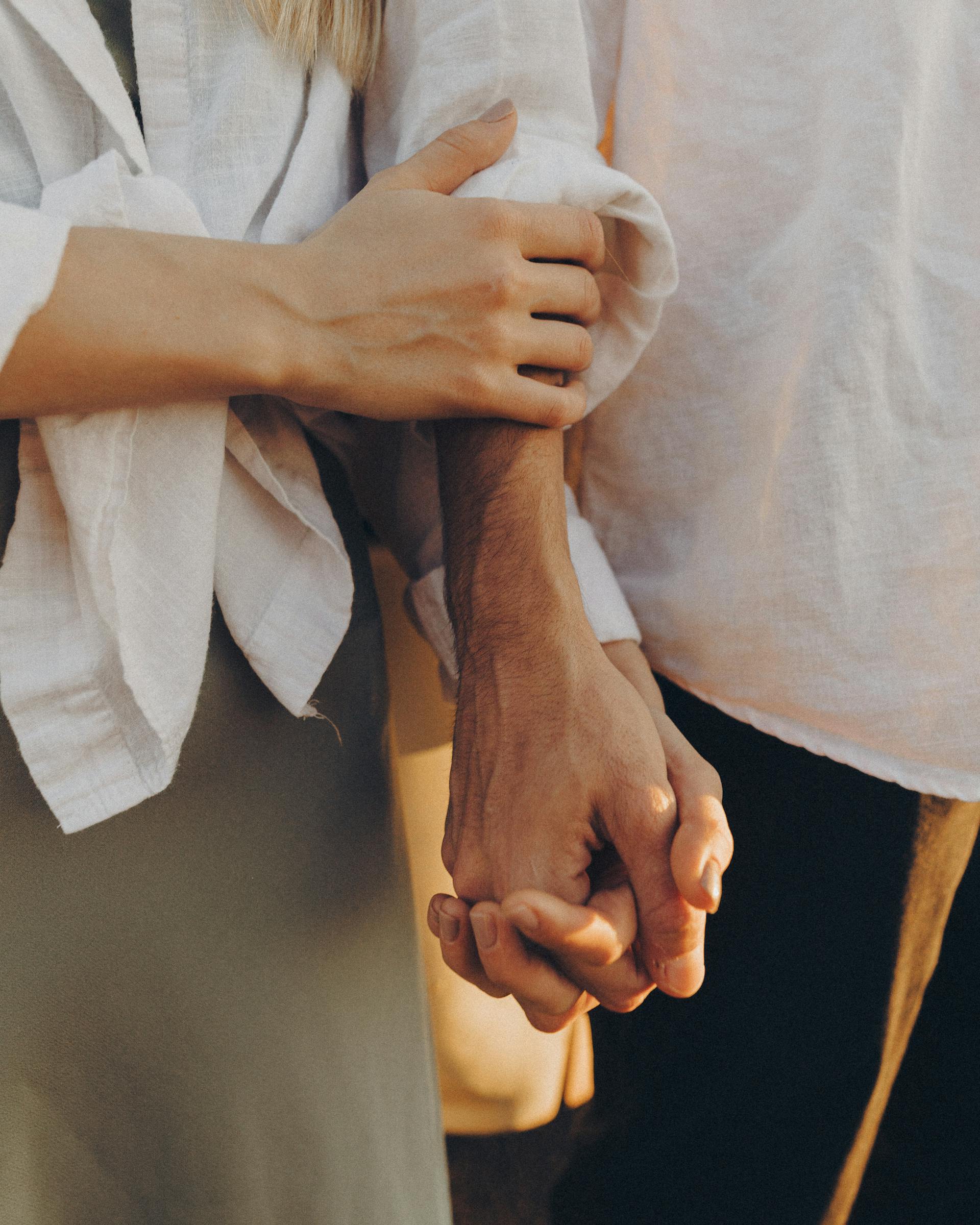 Una pareja tomada de la mano | Fuente: Pexels