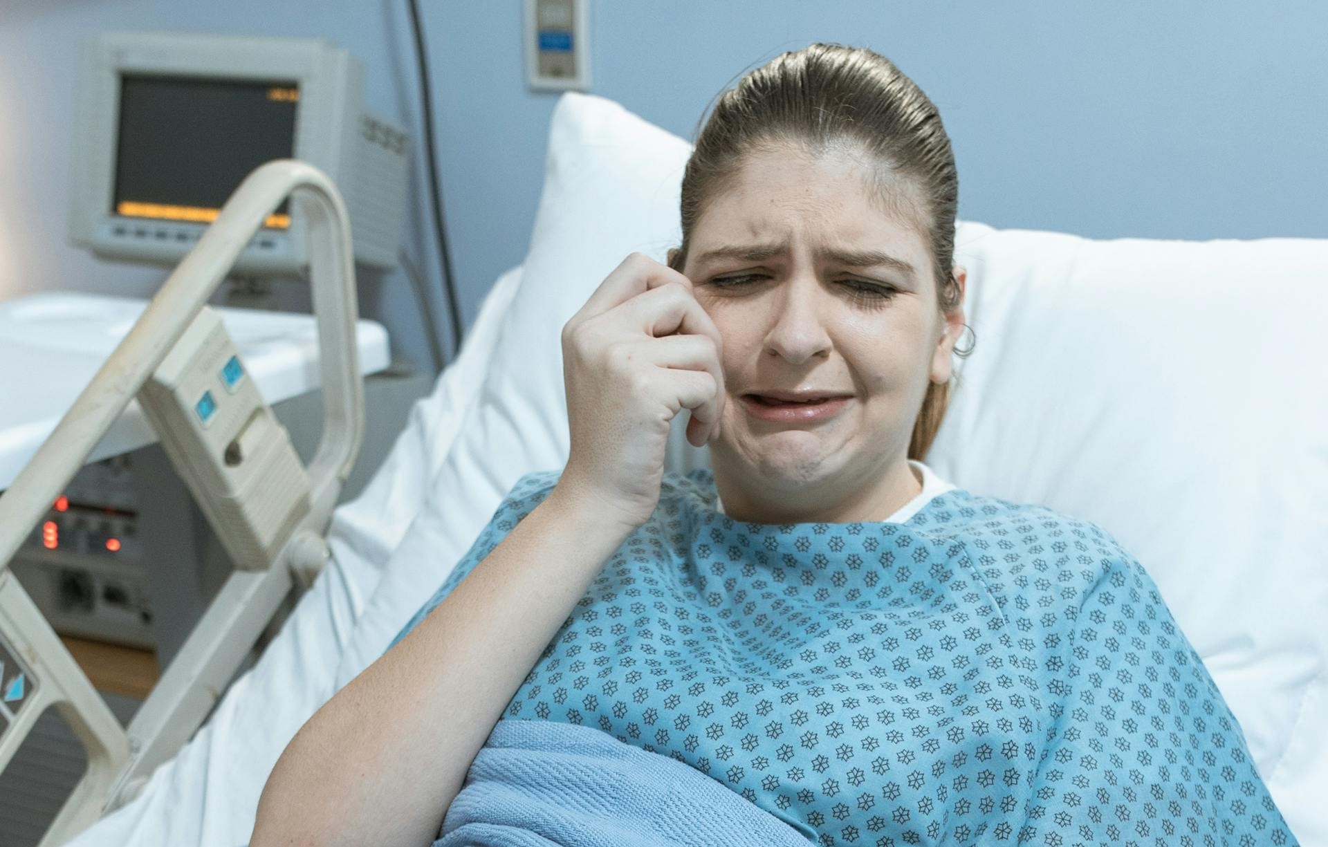 Una mujer llorando en su cama de hospital | Fuente: Pexels