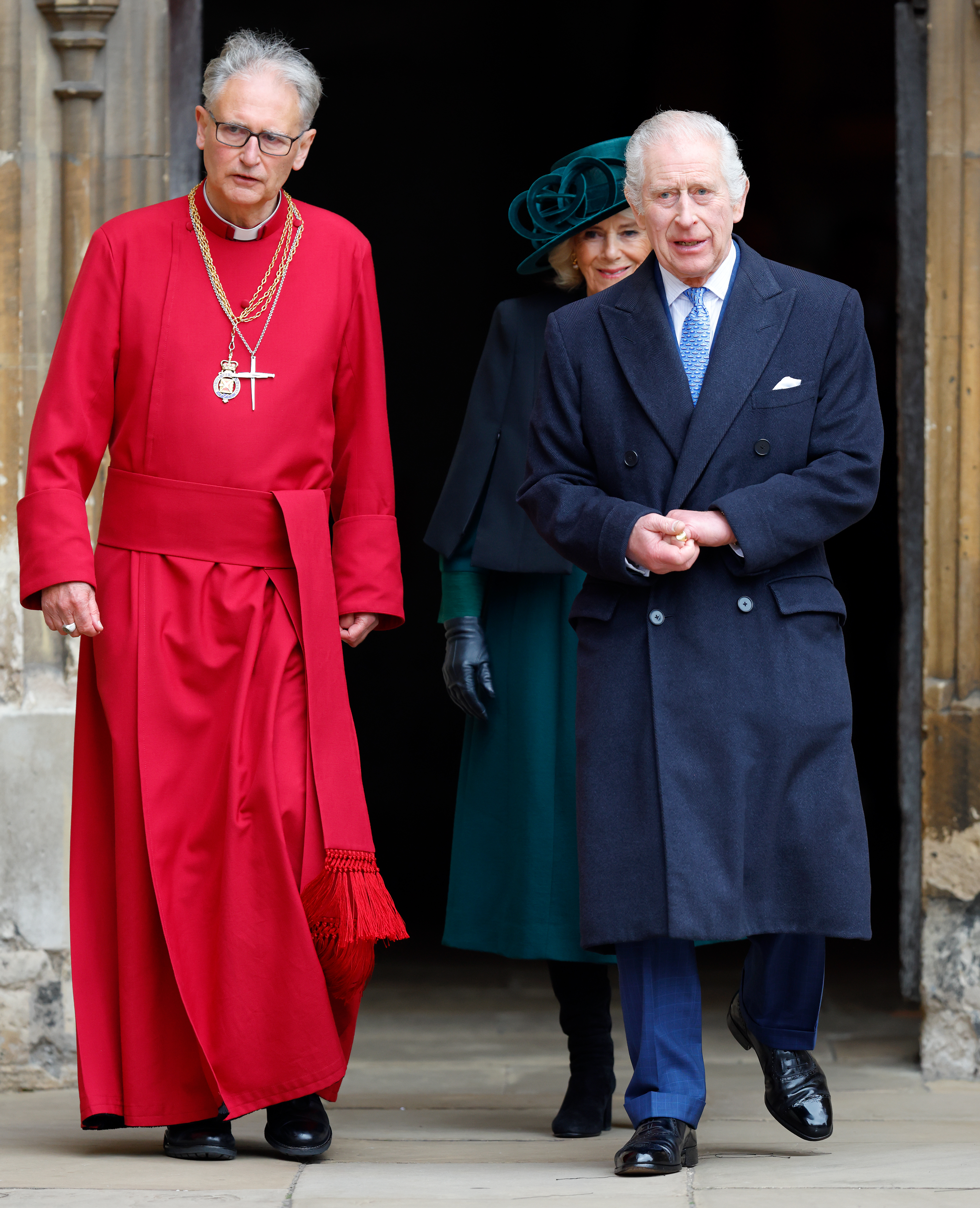 Reina Camilla y el rey Charles III, acompañados por el Reverendo Dr. Christopher Cocksworth, Decano de Windsor, asisten al tradicional Servicio de Maitines del Domingo de Pascua en la Capilla de St. George, Castillo de Windsor, el 31 de marzo de 2024, en Windsor, Inglaterra | Foto: Getty Images