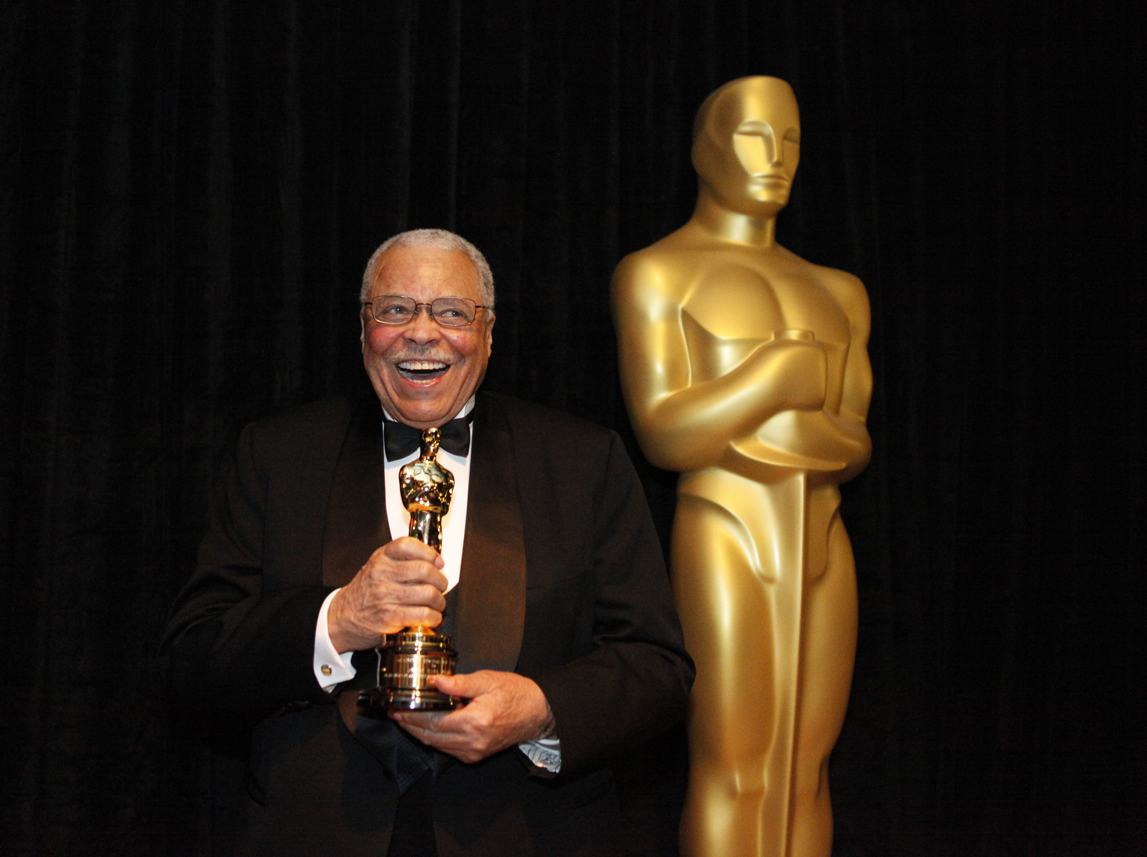 James Earl Jones posa con su Oscar honorífico durante la 84 edición de los Premios de la Academia en Los Ángeles, California, el 26 de febrero de 2012 | Fuente: Getty Images