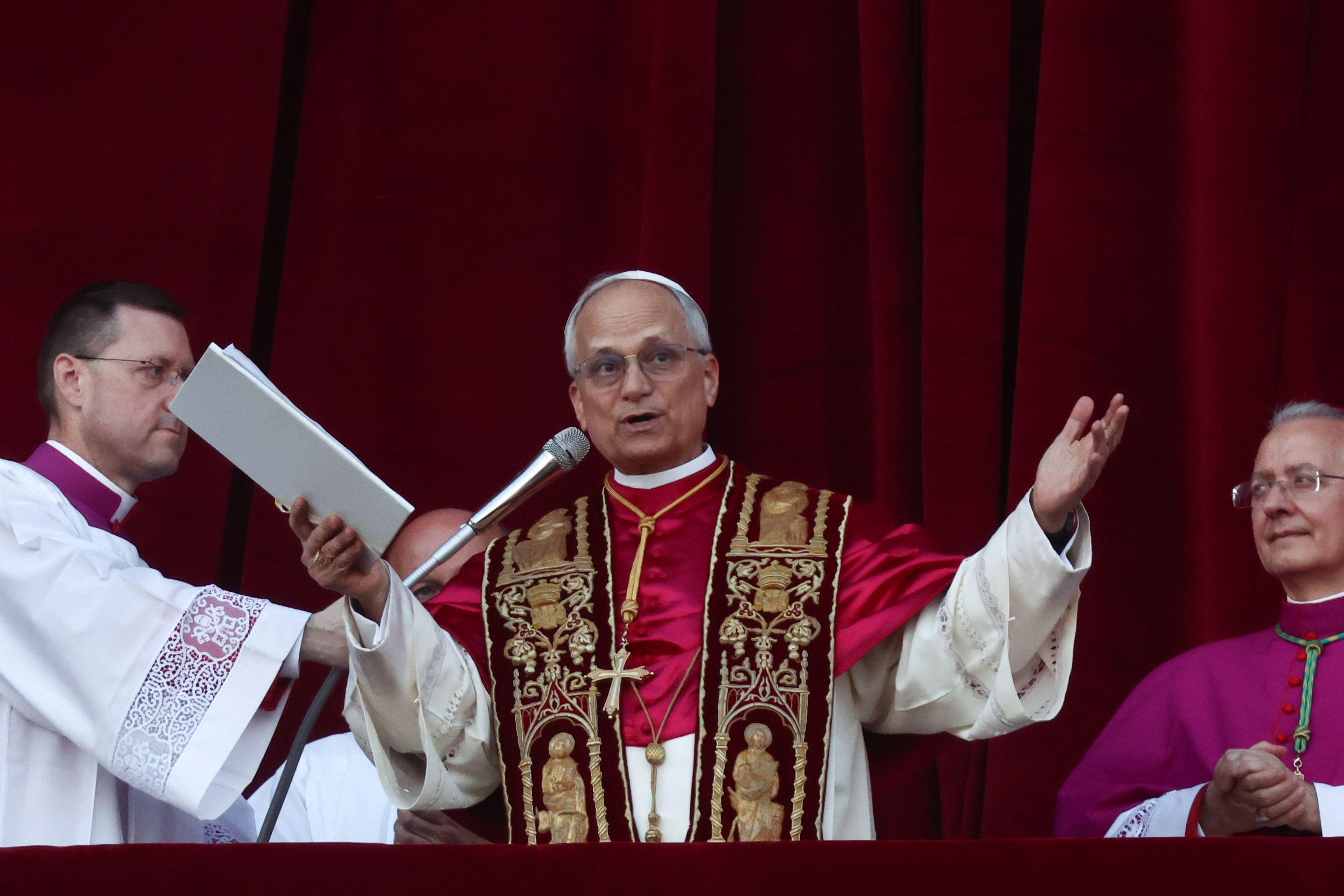 El cardenal Robert Prevost, recién elegido papa León XIV, pronuncia su primer discurso público desde el balcón de la Basílica de San Pedro el 8 de mayo de 2025 | Fuente: Getty Images